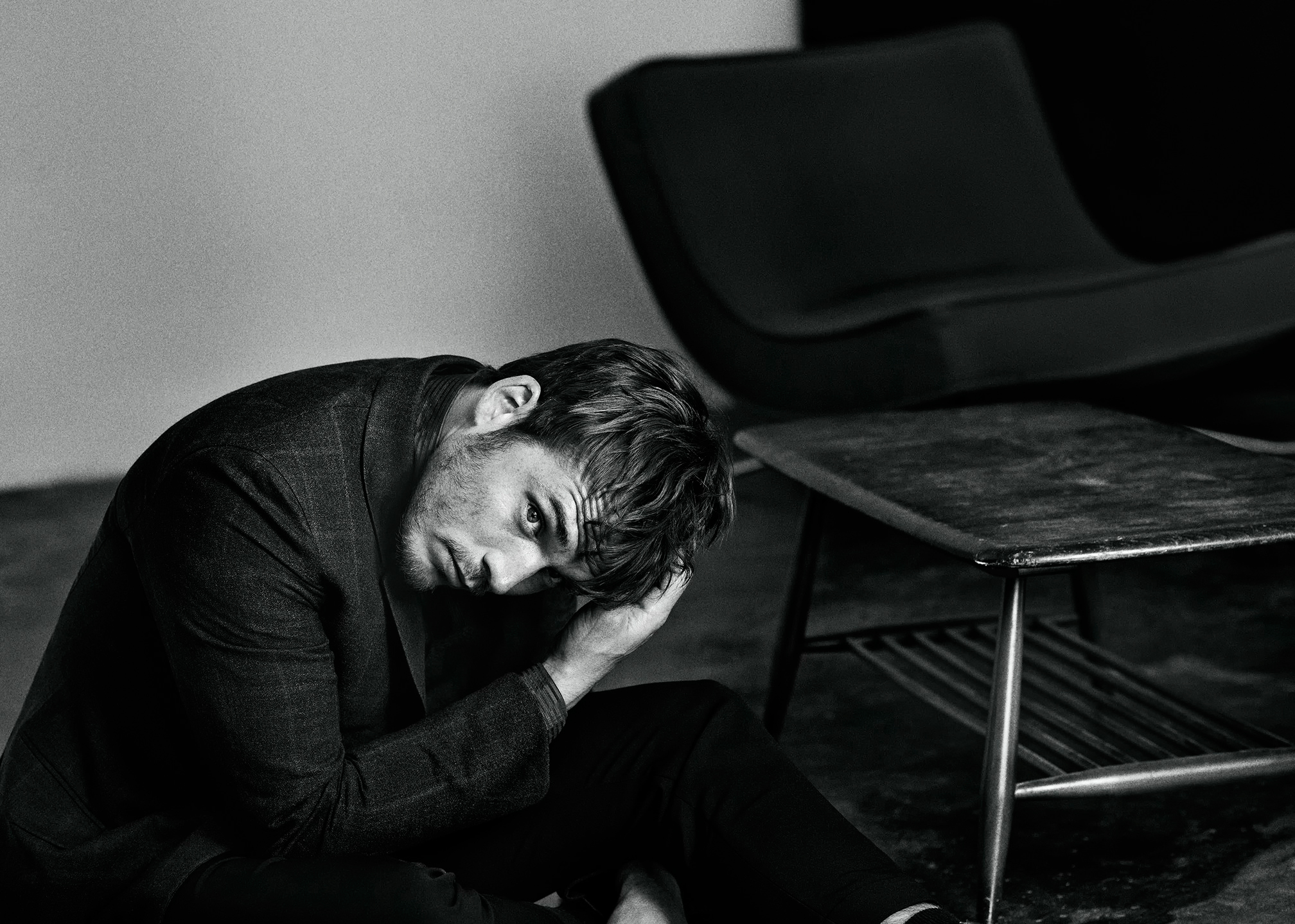 Sam Claflin sitting on floor HD Wallpaper