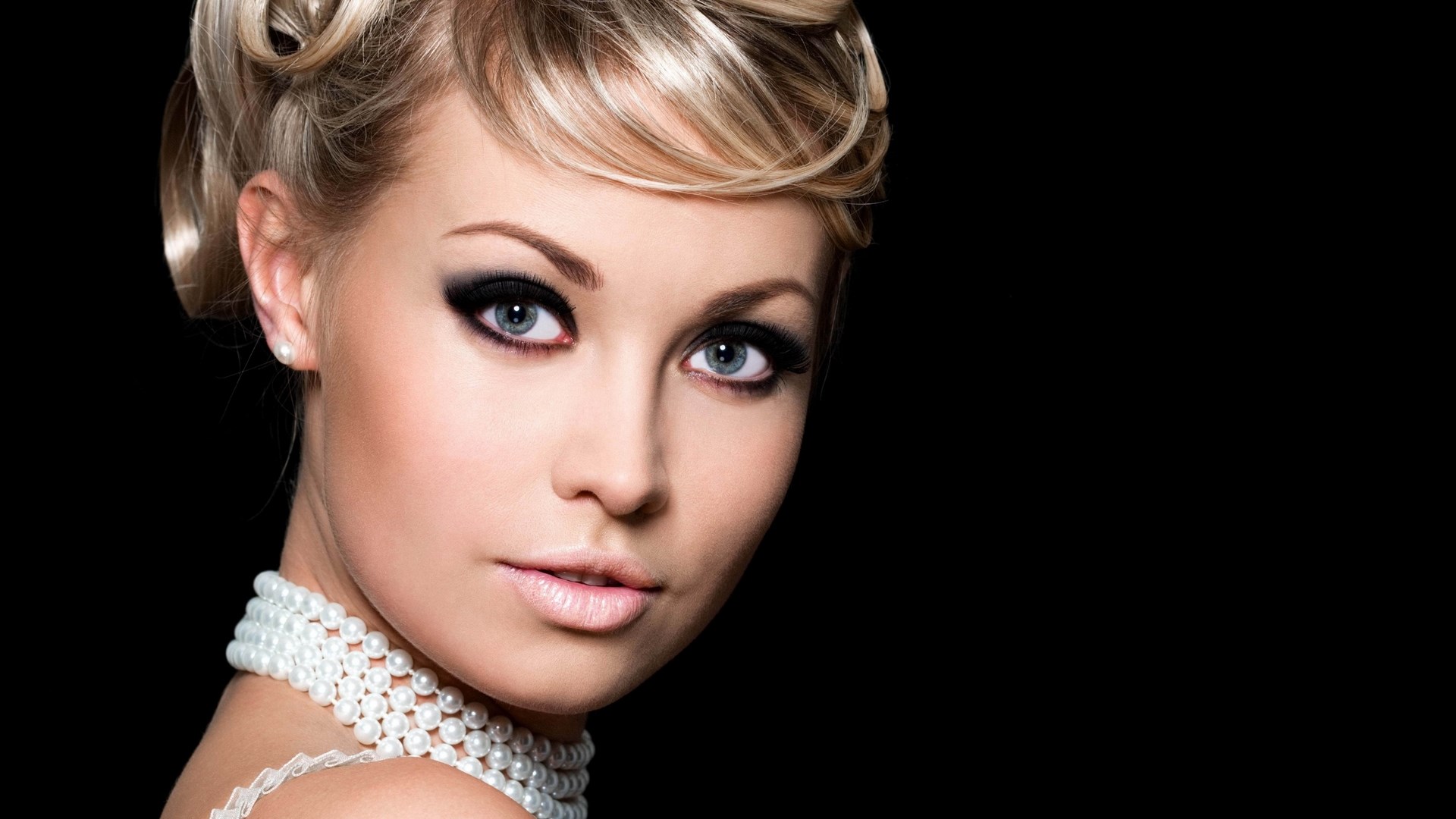 Woman with blonde hair and pearl necklace HD Wallpaper