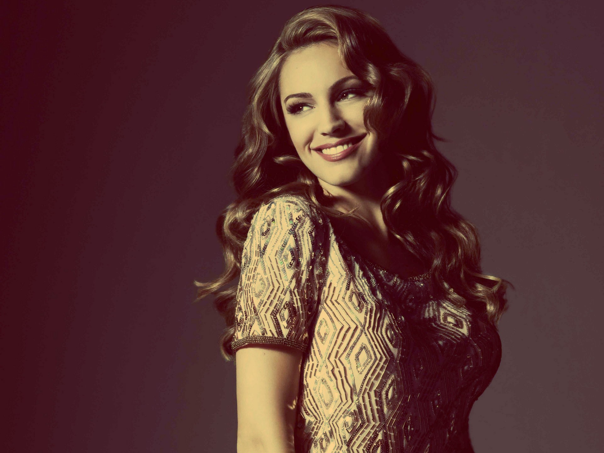 Kelly Brook in a sparkling dress HD Wallpaper