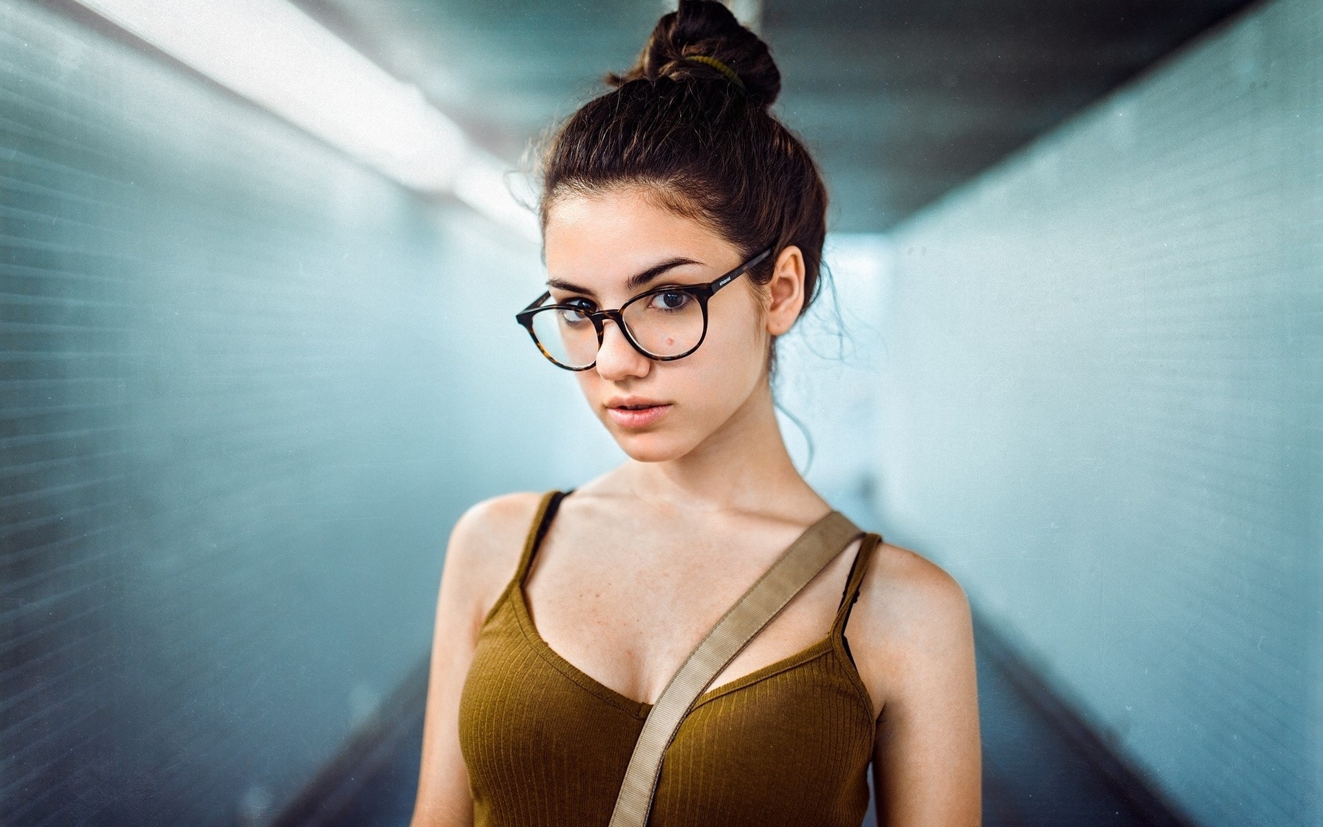 Young woman with glasses in a tunnel HD Wallpaper