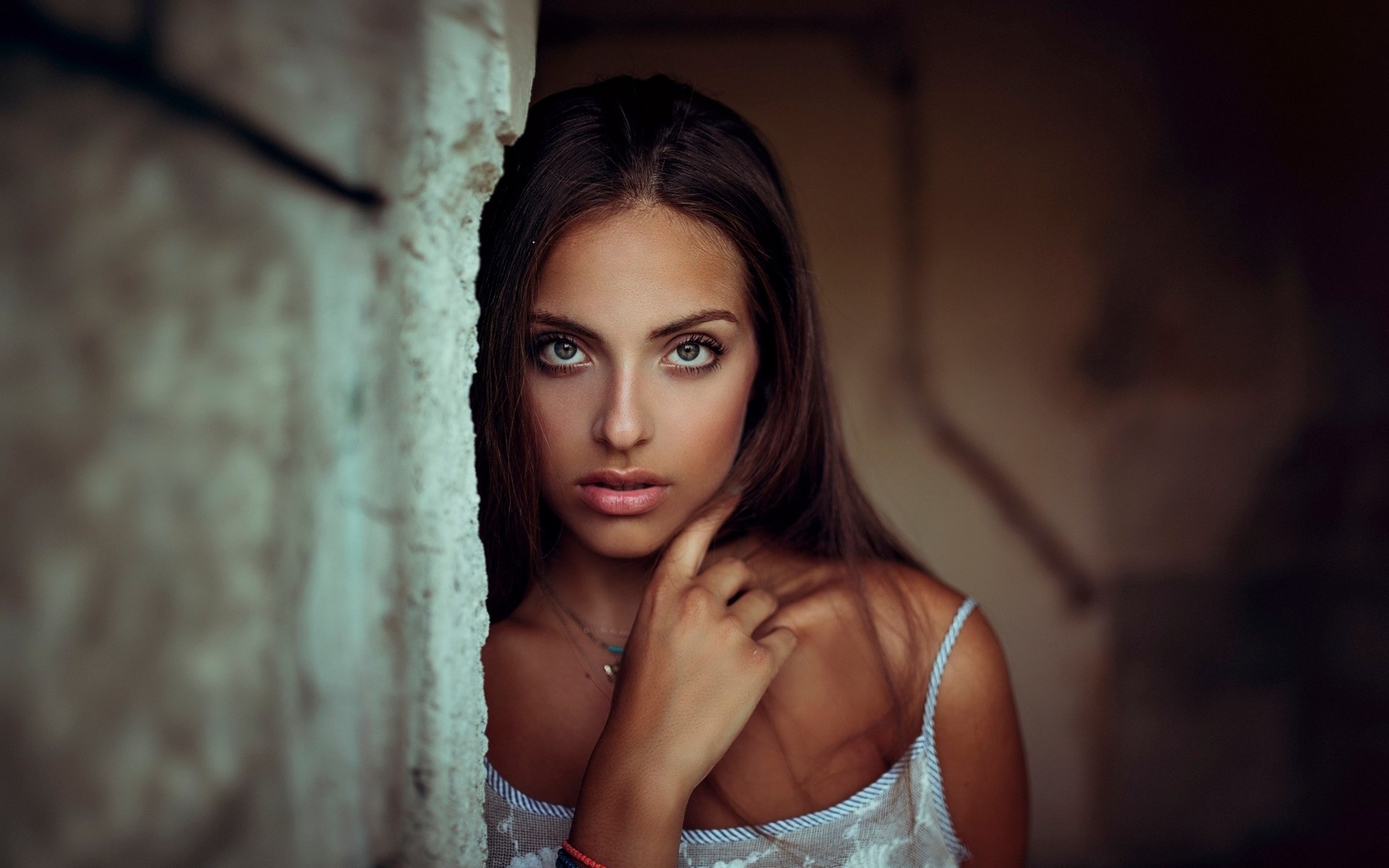 Woman leaning against a wall HD Wallpaper
