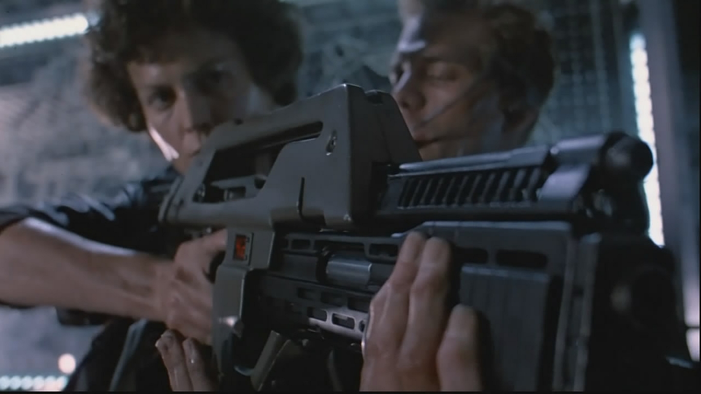 Ripley from Alien holding a pulse rifle HD Wallpaper