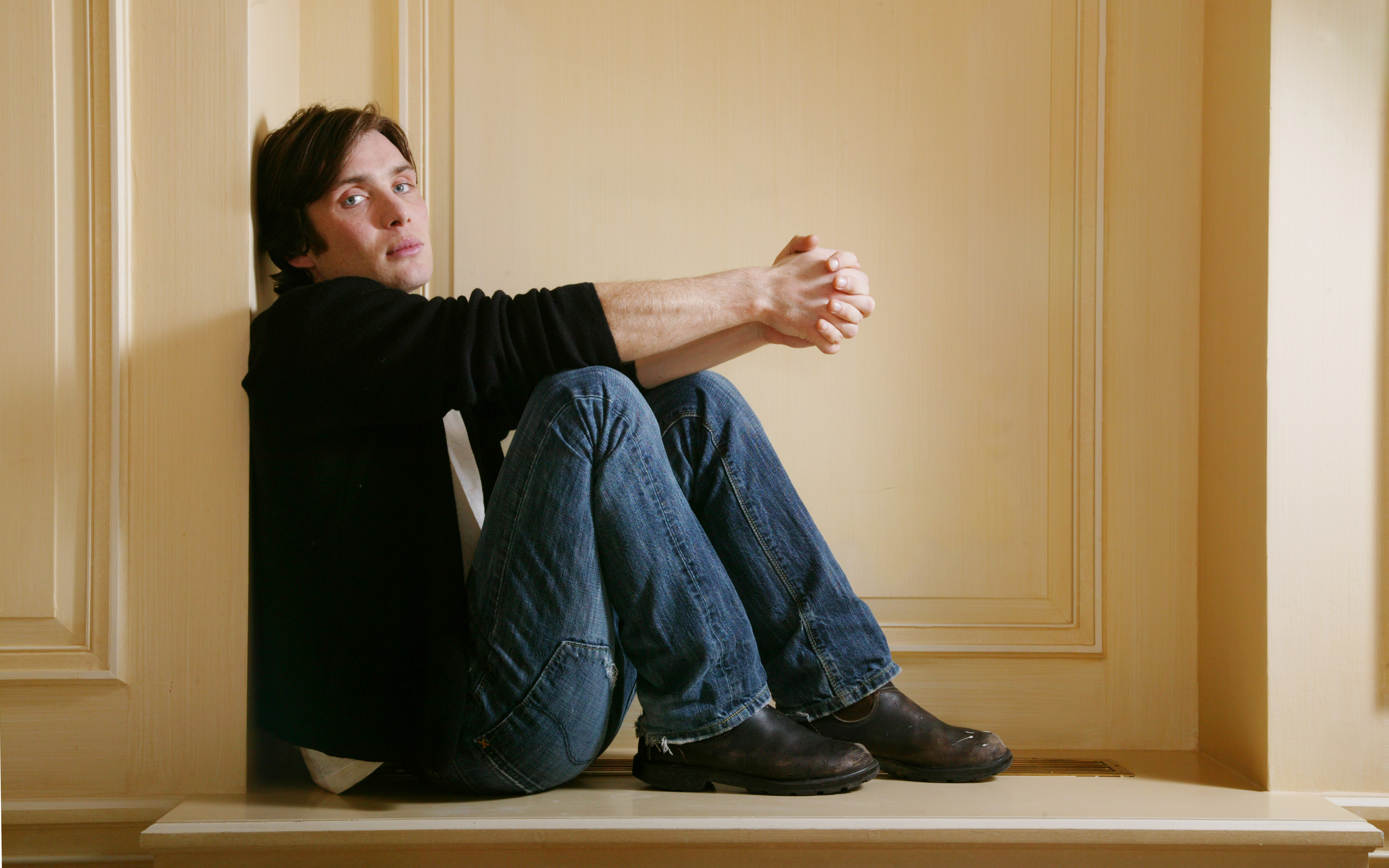Cillian Murphy sitting on a ledge HD Wallpaper