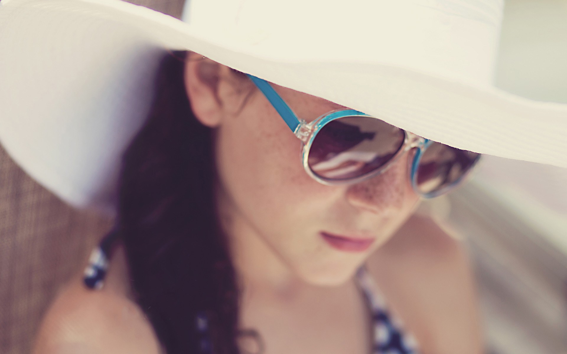 Girl in a hat and sunglasses HD Wallpaper