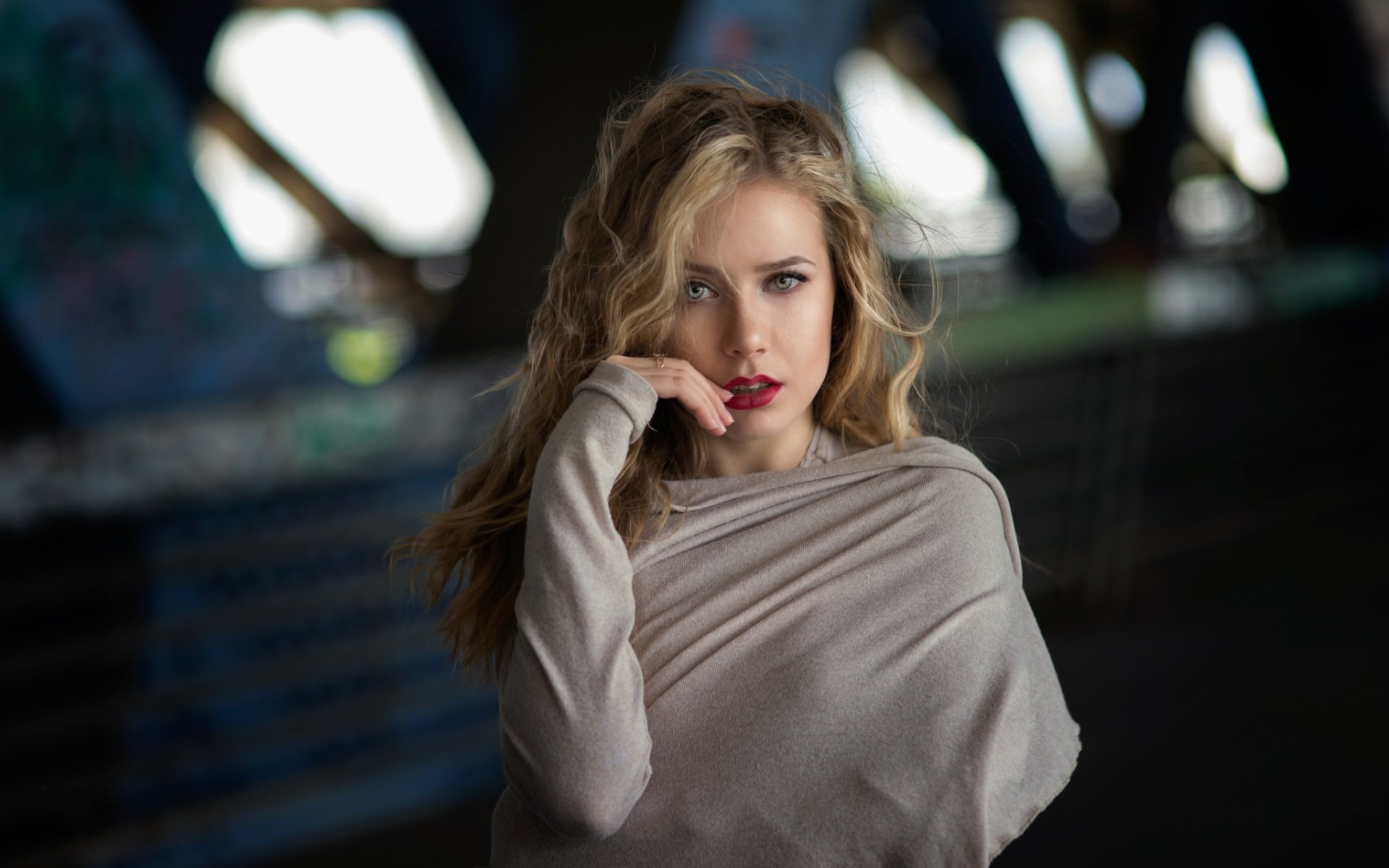 Woman with blonde hair and red lipstick HD Wallpaper