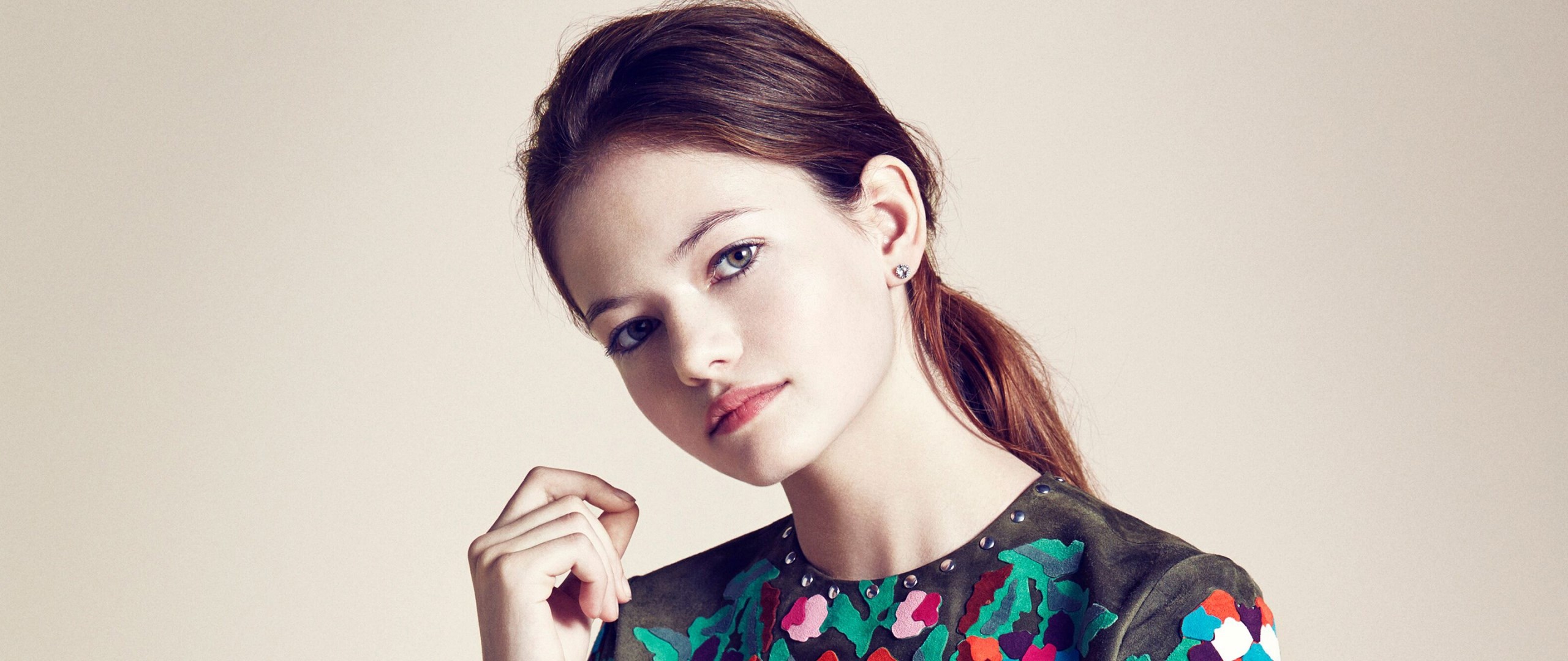 Mackenzie Foy posing for a photoshoot HD Wallpaper