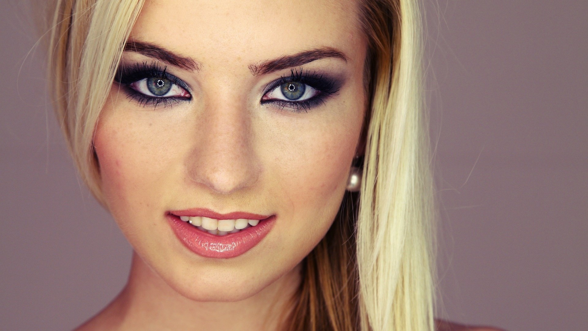 Woman with blonde hair and makeup HD Wallpaper