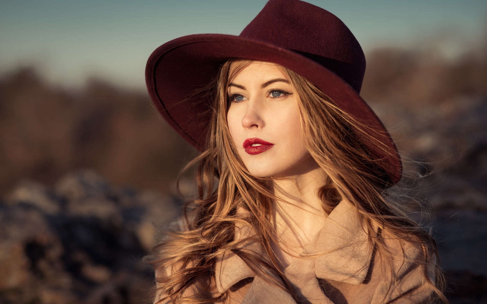 Woman in a wide-brimmed hat and coat HD Wallpaper