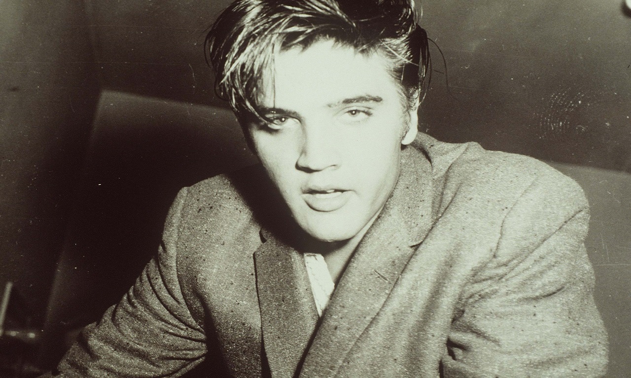Elvis Presley in a Suit HD Wallpaper