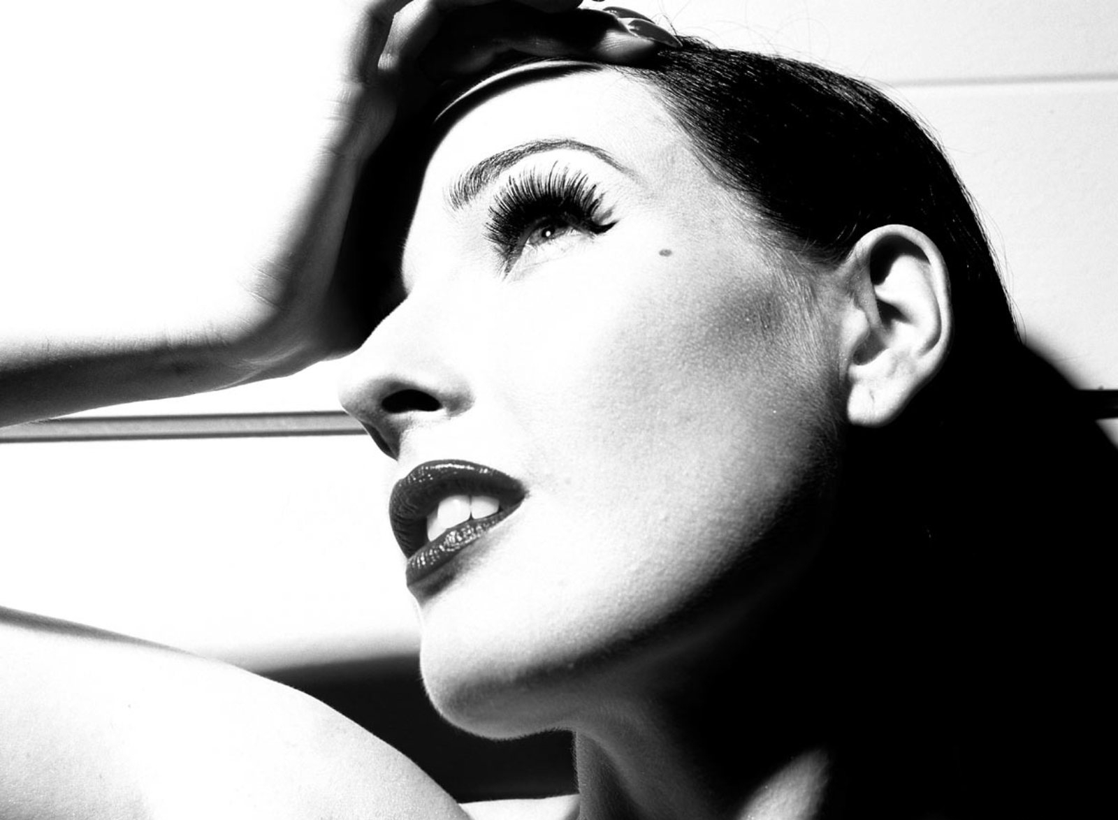 Dita Von Teese close-up portrait HD Wallpaper