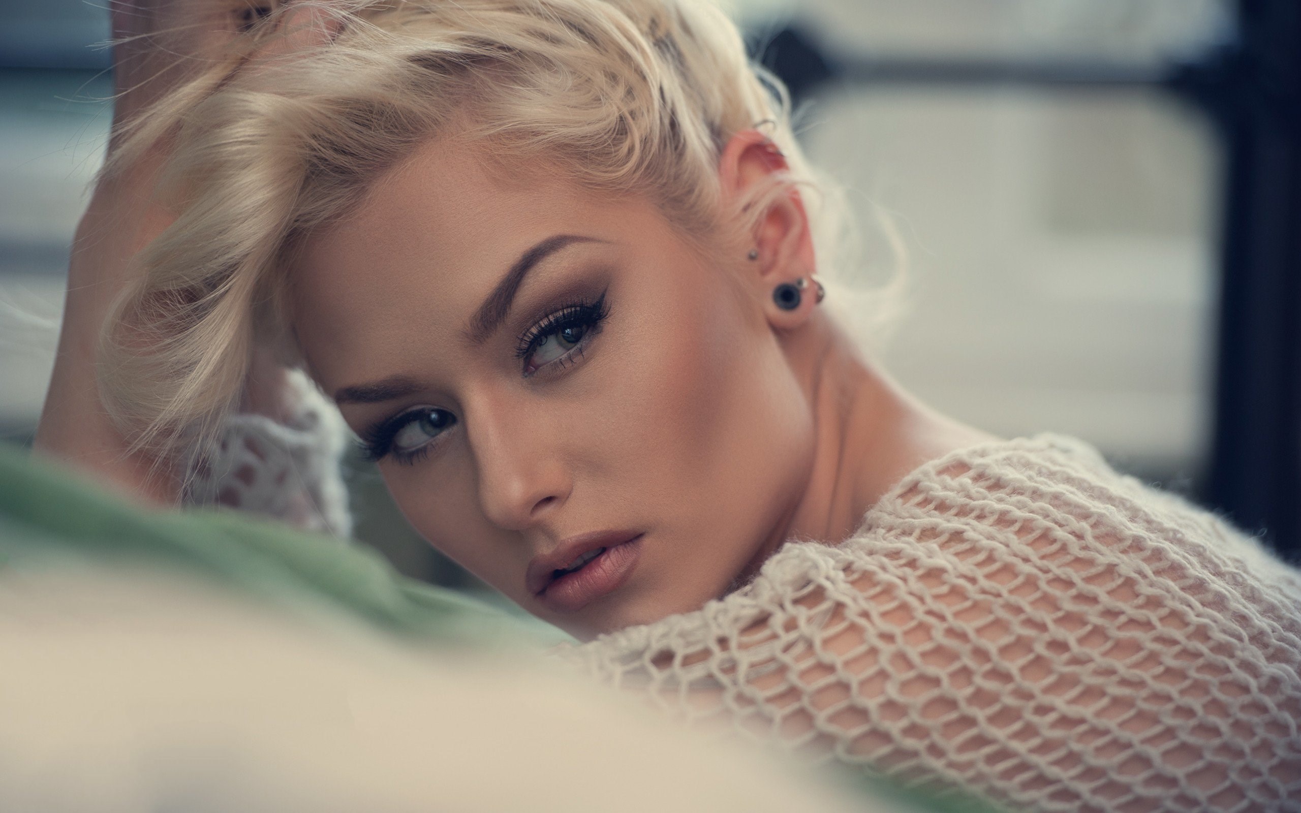 Woman with blonde hair wearing a white sweater HD Wallpaper