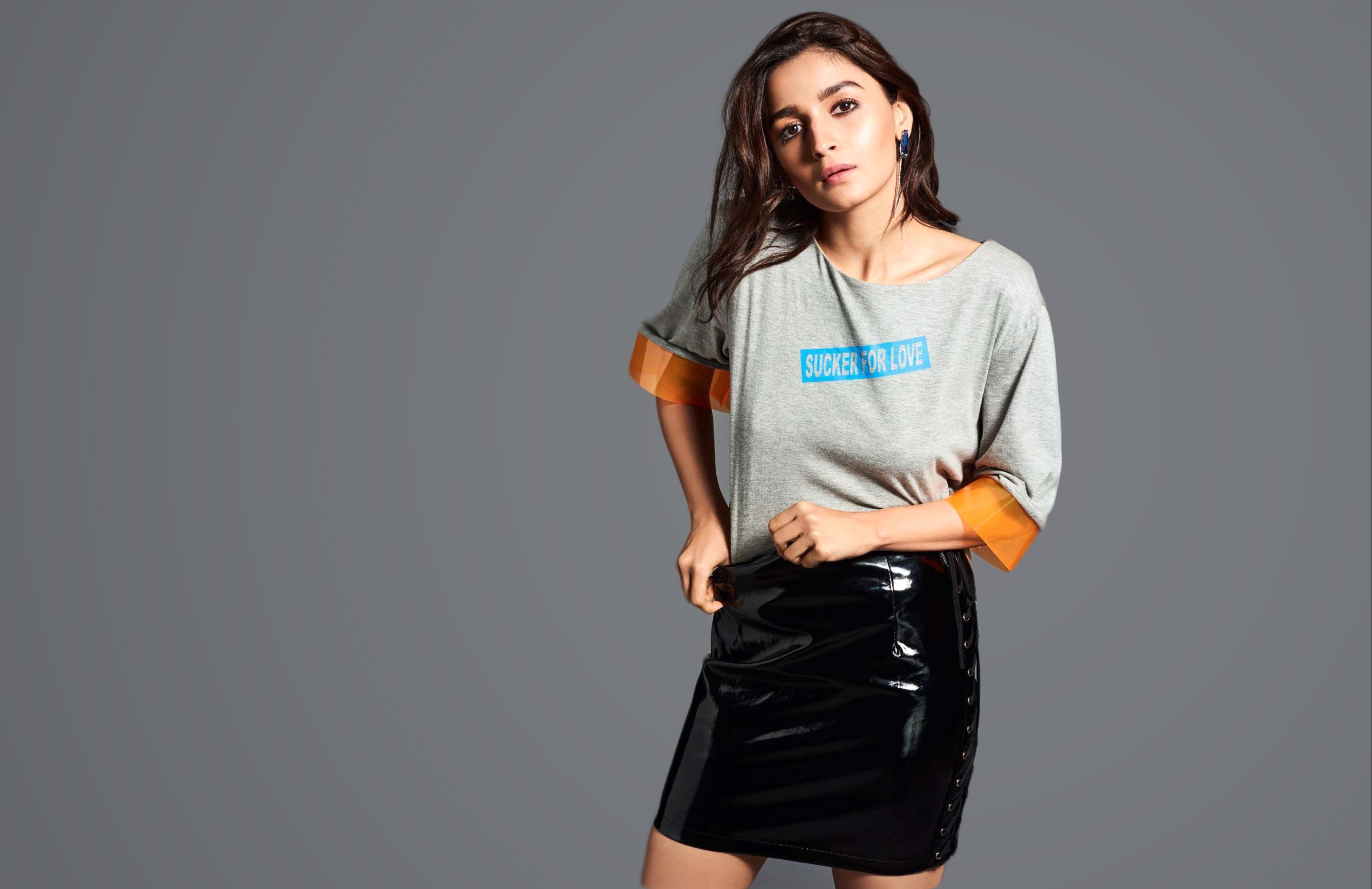 Alia Bhatt in grey t-shirt and black skirt HD Wallpaper