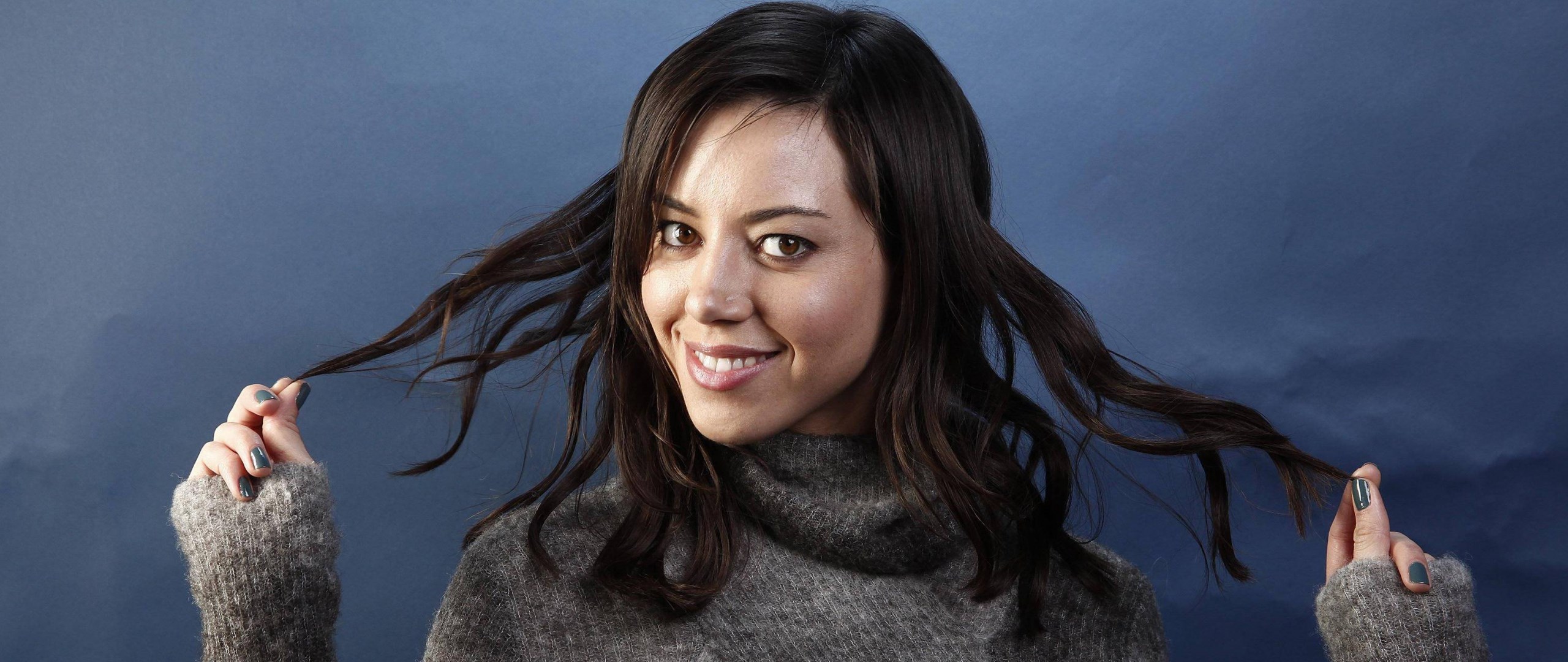Aubrey Plaza holding her hair HD Wallpaper