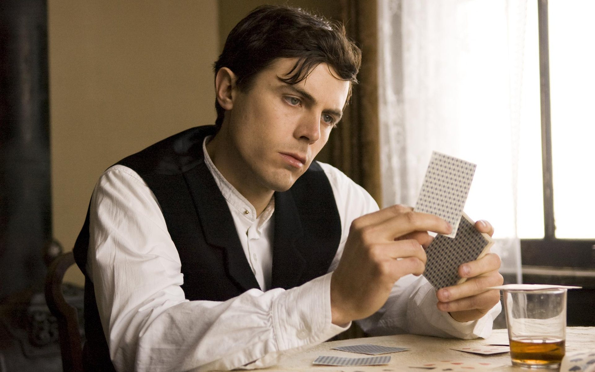 Casey Affleck playing cards HD Wallpaper