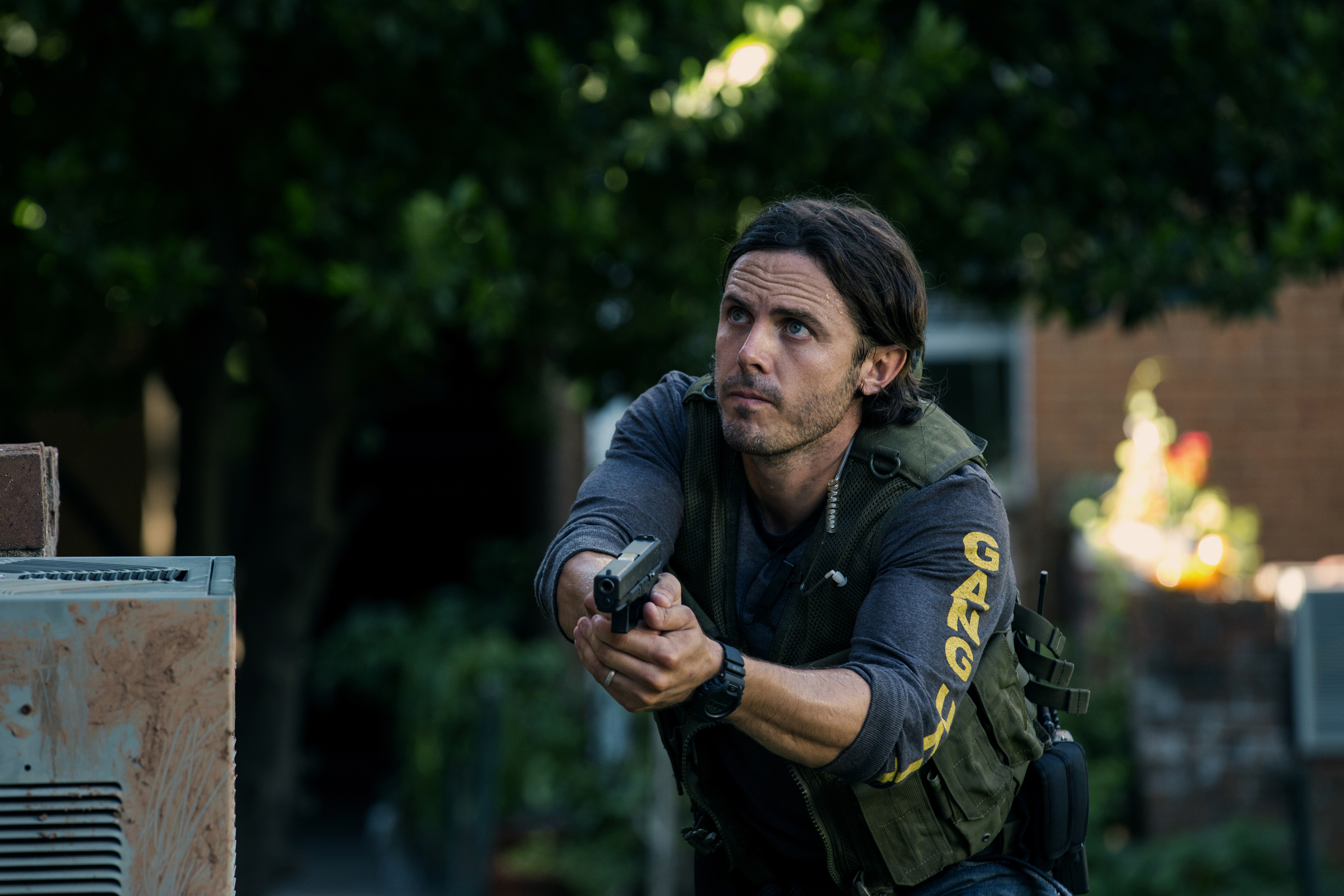 Casey Affleck holding a gun HD Wallpaper