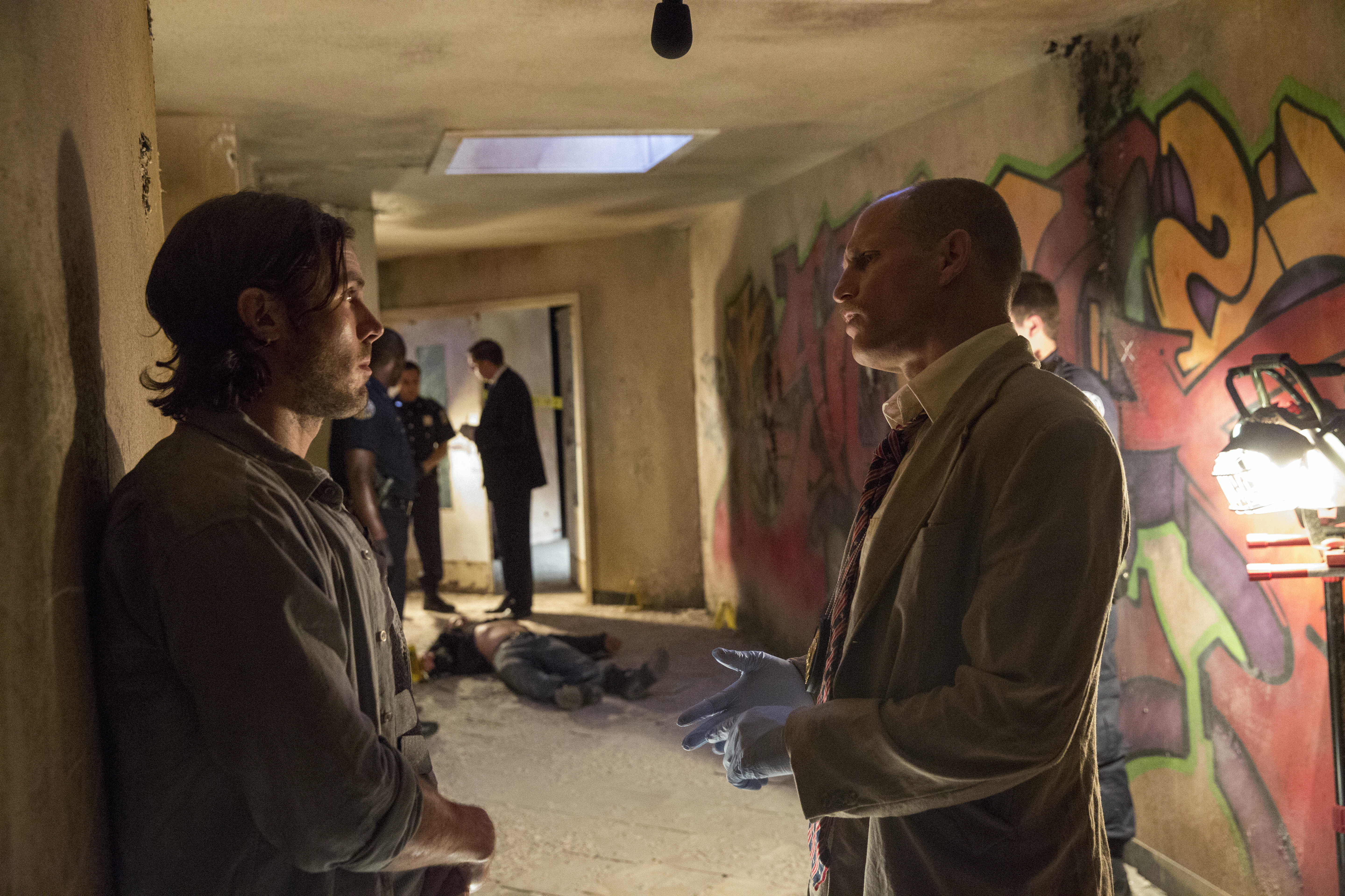 Casey Affleck and Woody Harrelson in a crime scene HD Wallpaper