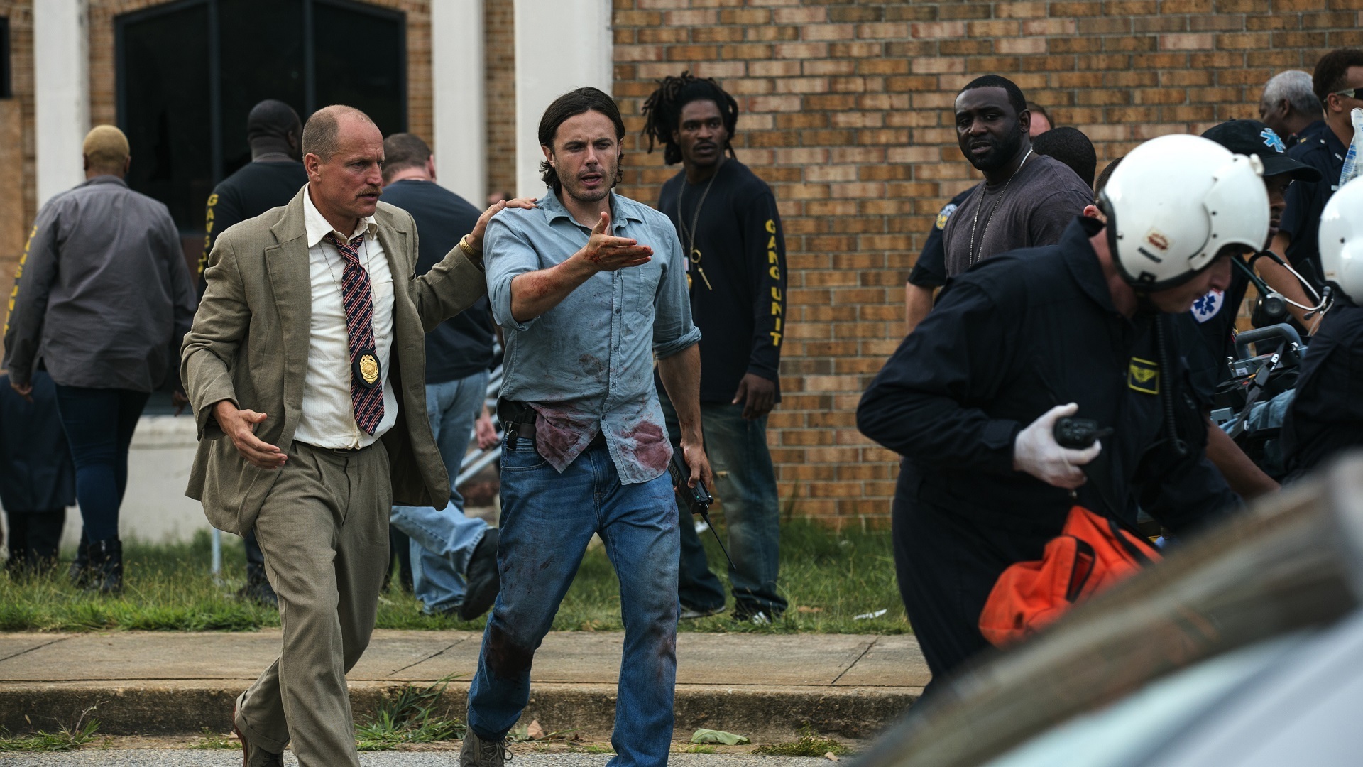 Casey Affleck and Woody Harrelson in a scene HD Wallpaper
