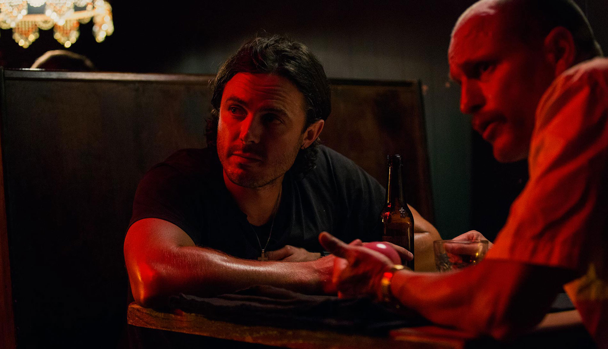 Casey Affleck in a dimly lit bar HD Wallpaper