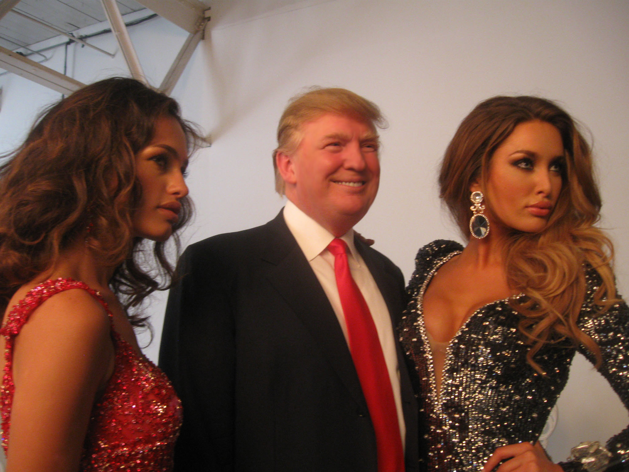 Donald Trump with two women HD Wallpaper