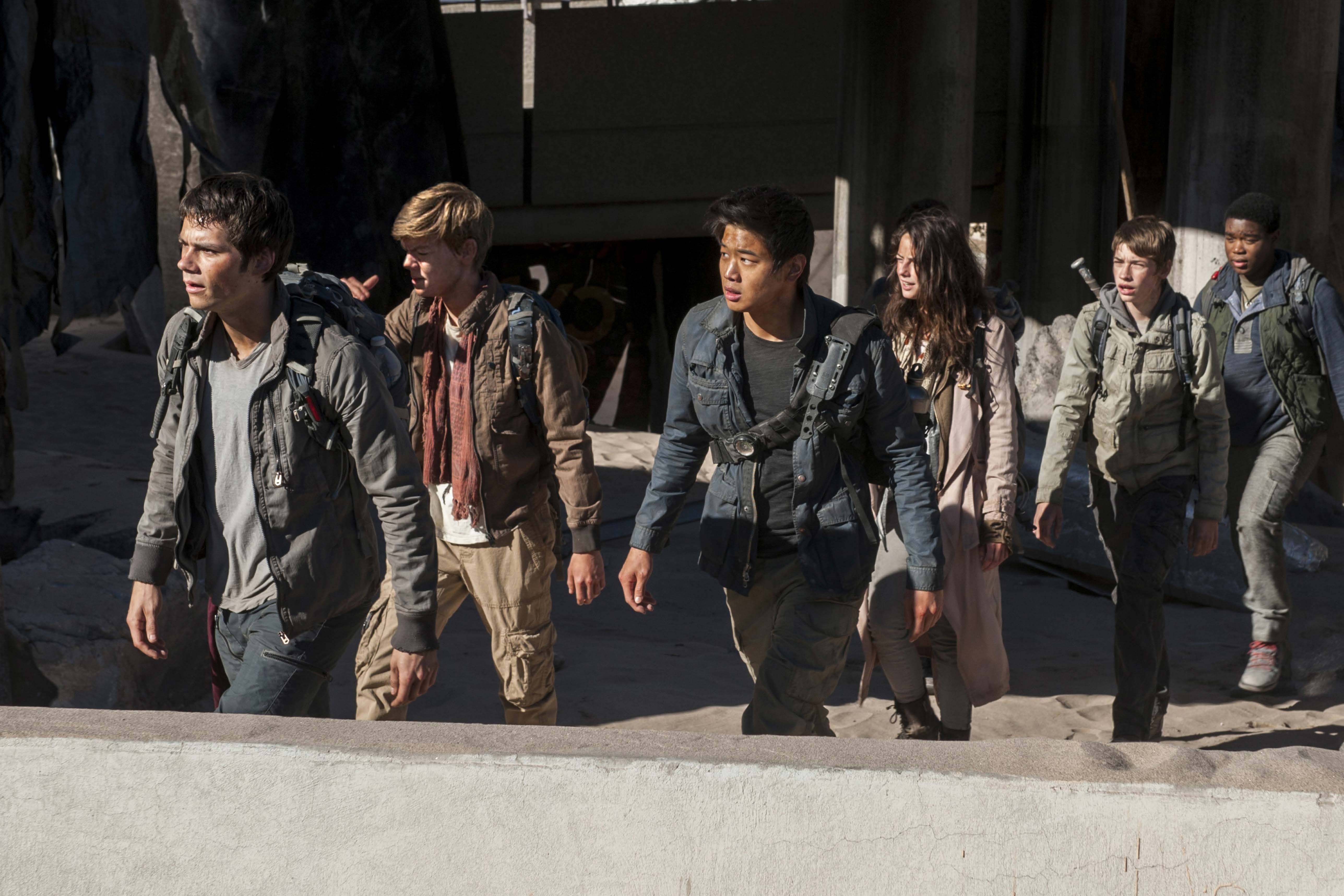 Dylan O'Brien and group in The Maze Runner HD Wallpaper