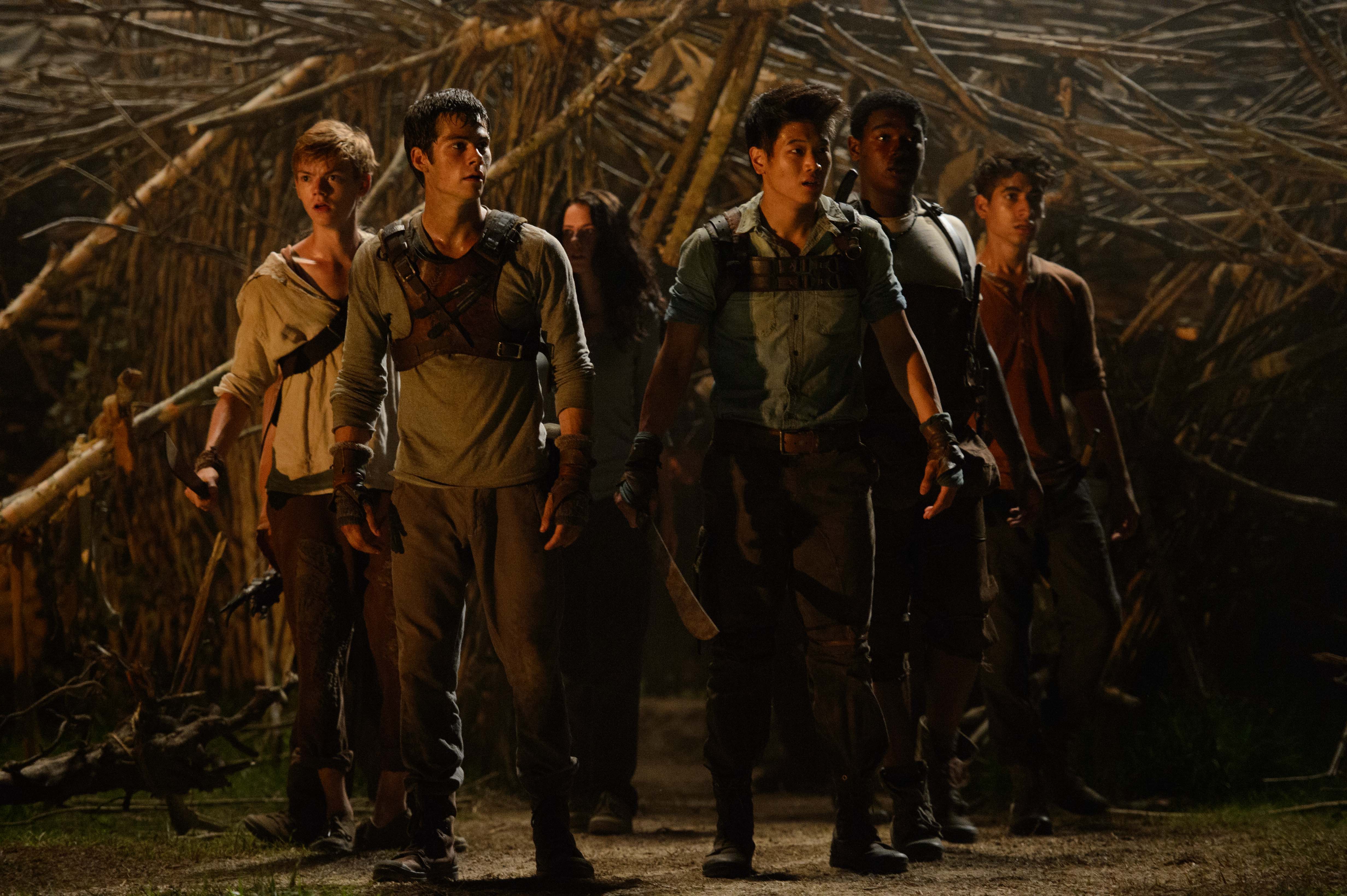 Dylan O'Brien and group in The Maze Runner HD Wallpaper