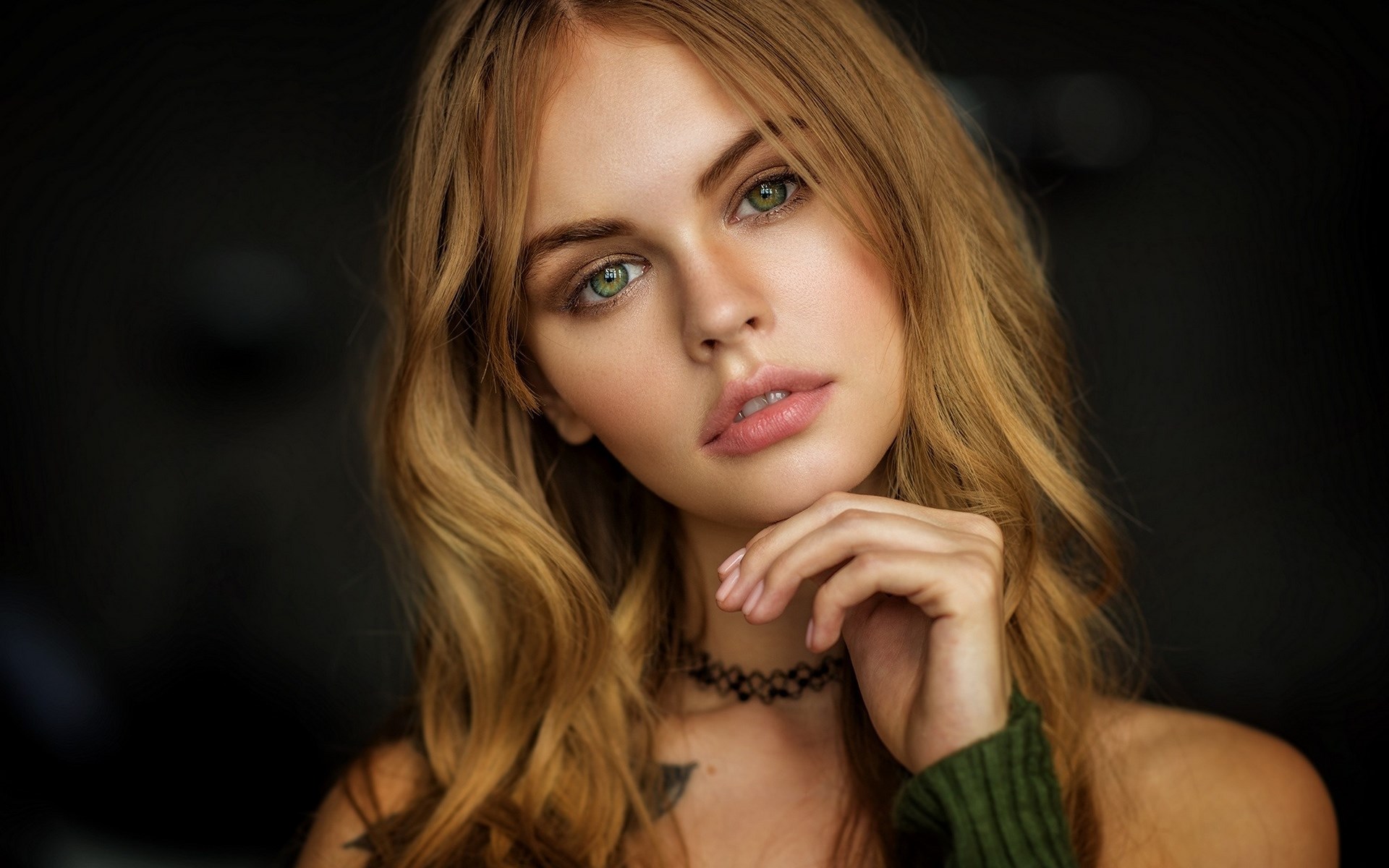 Woman with blonde hair and green eyes HD Wallpaper