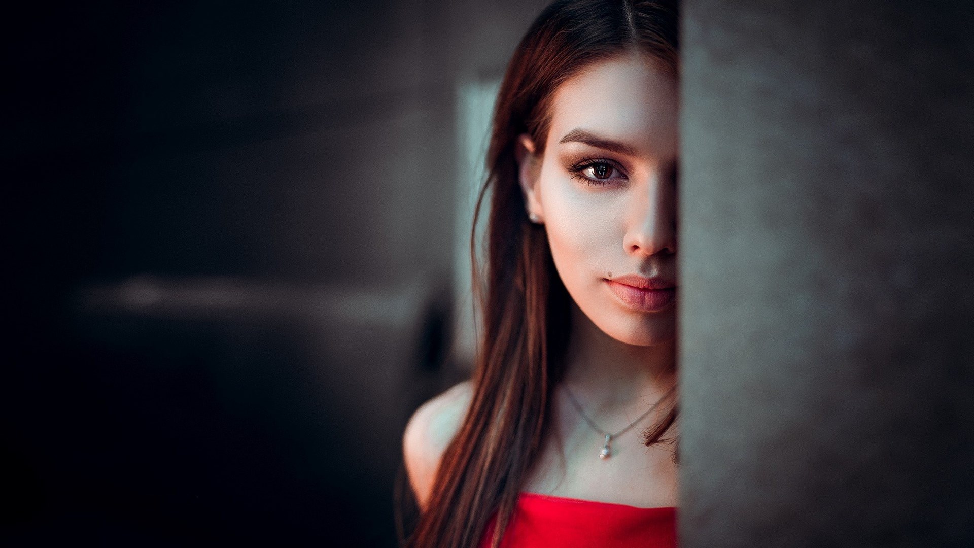 Woman peeking from behind a pillar HD Wallpaper