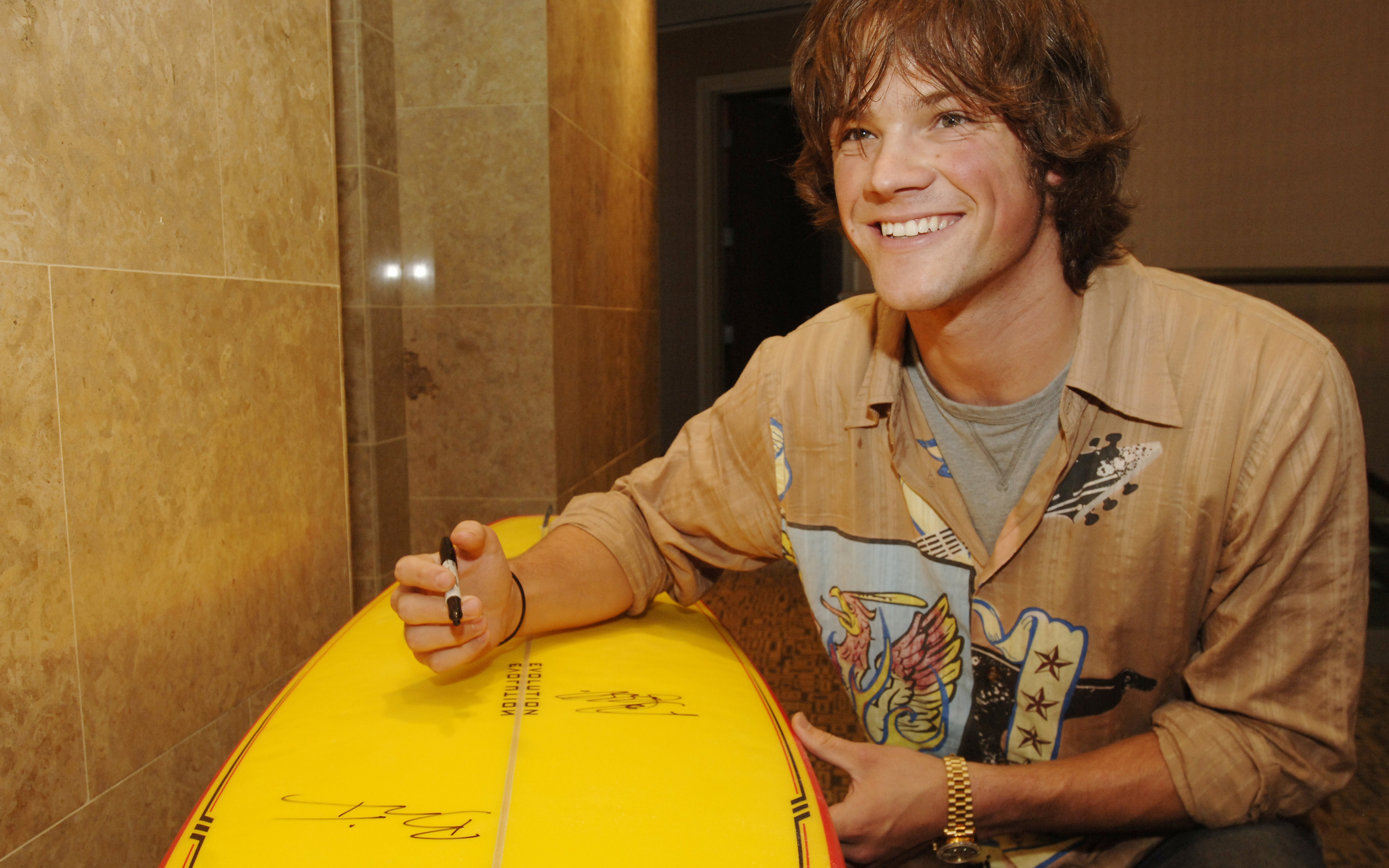 Jared Padalecki signing a surfboard HD Wallpaper