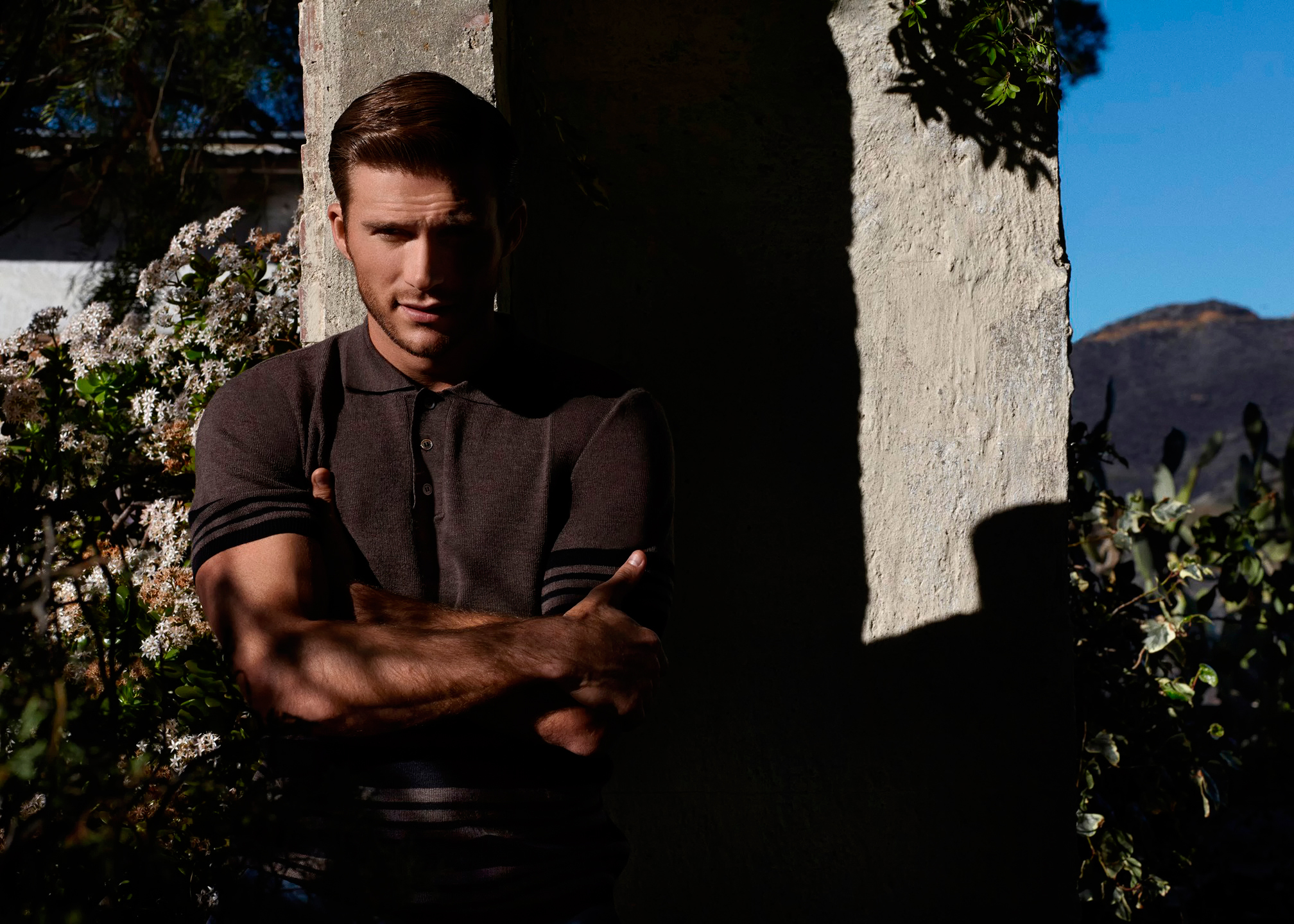 Scott Eastwood leaning against a wall HD Wallpaper
