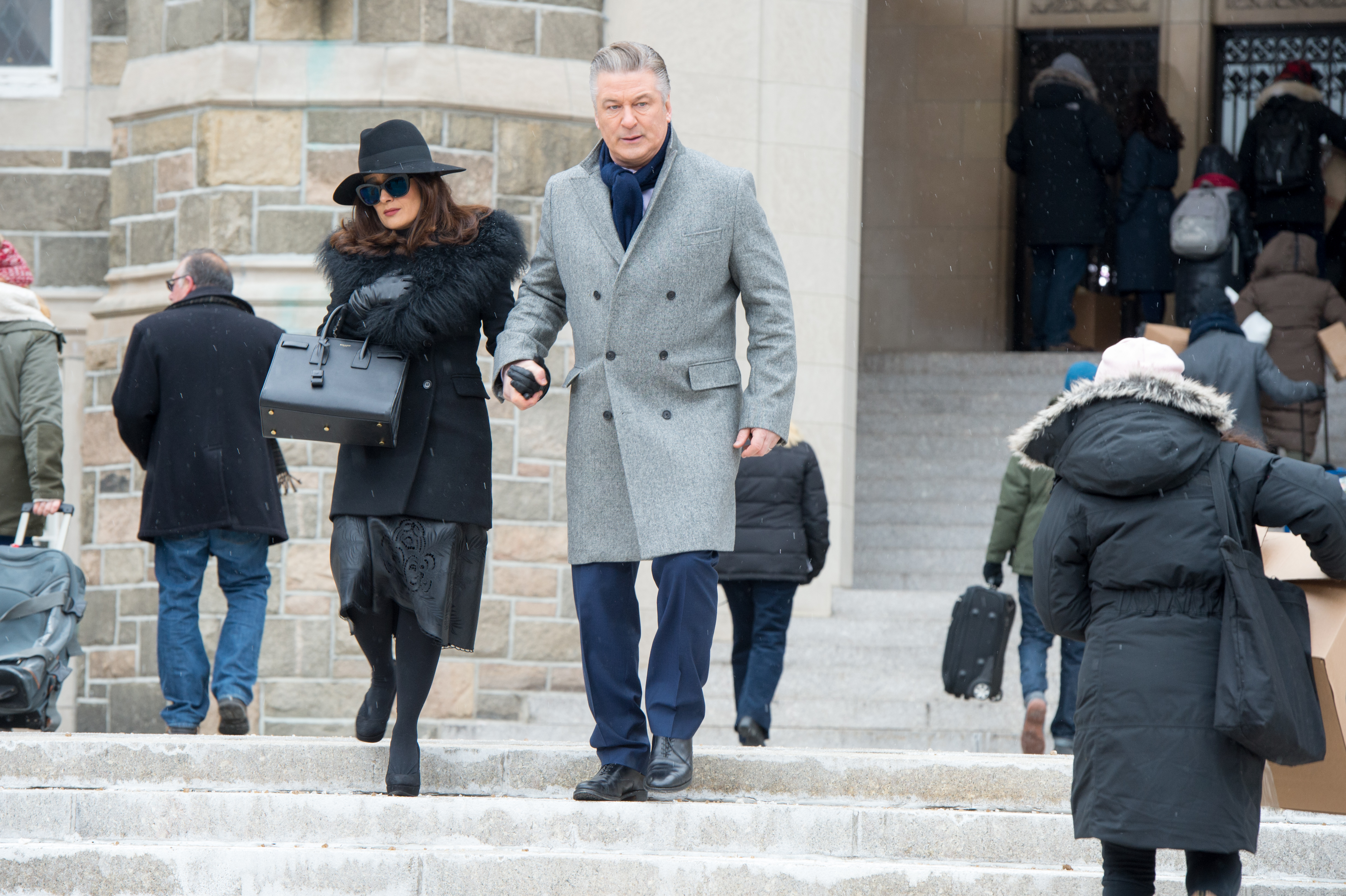 Alec Baldwin and Salma Hayek walking down steps HD Wallpaper