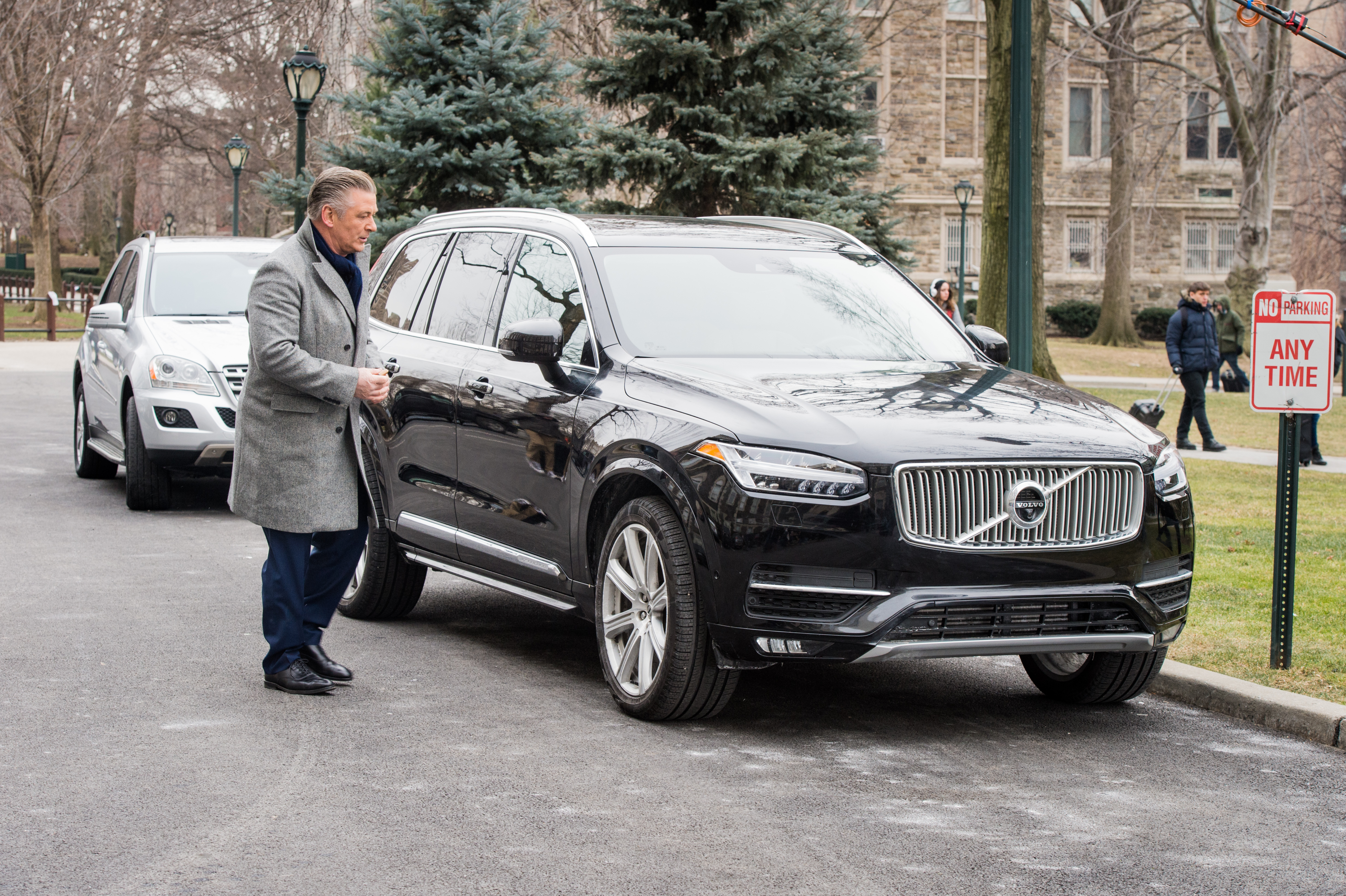 Alec Baldwin by Volvo XC90 HD Wallpaper