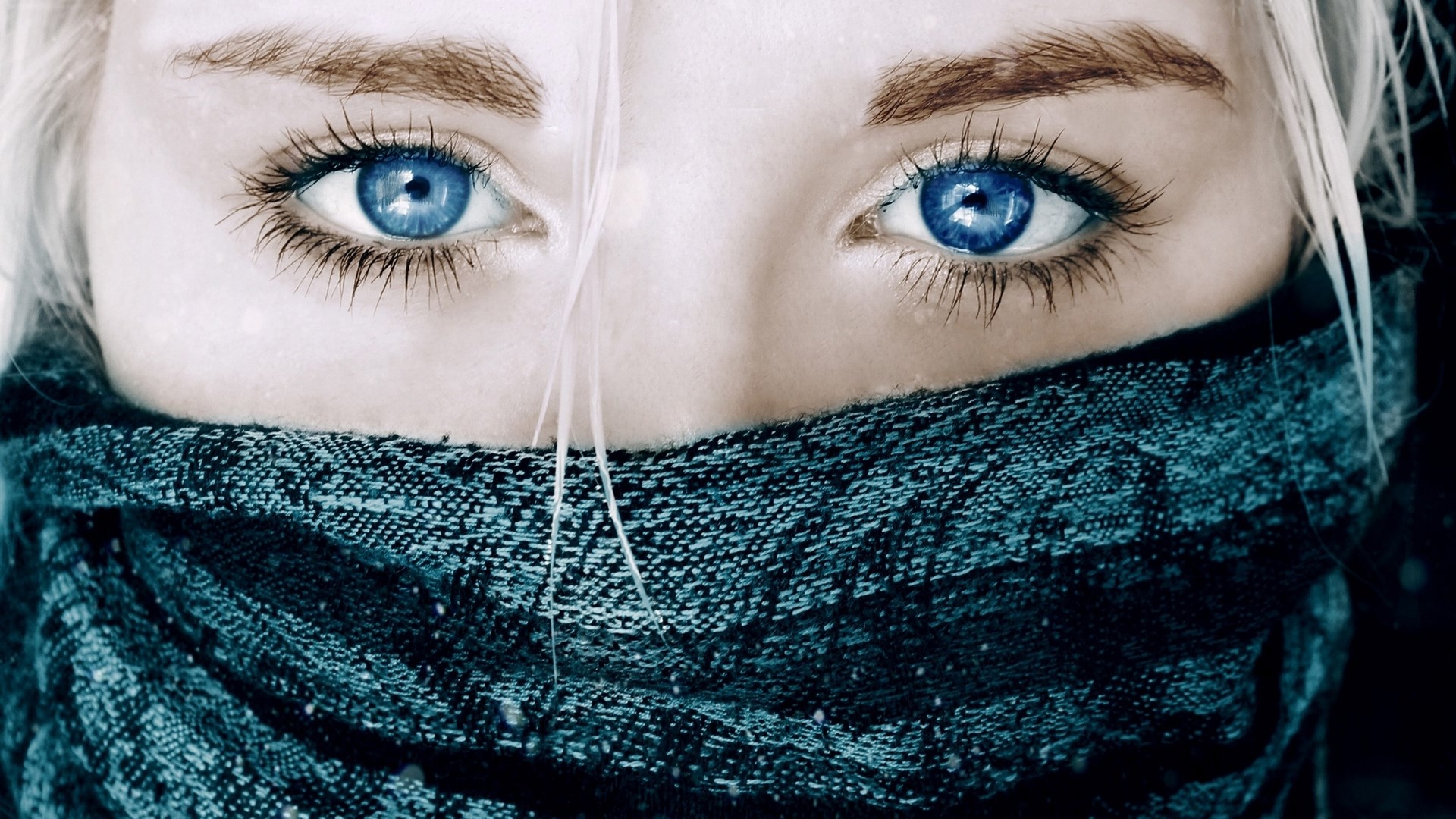 Close-up of a woman's blue eyes and scarf HD Wallpaper
