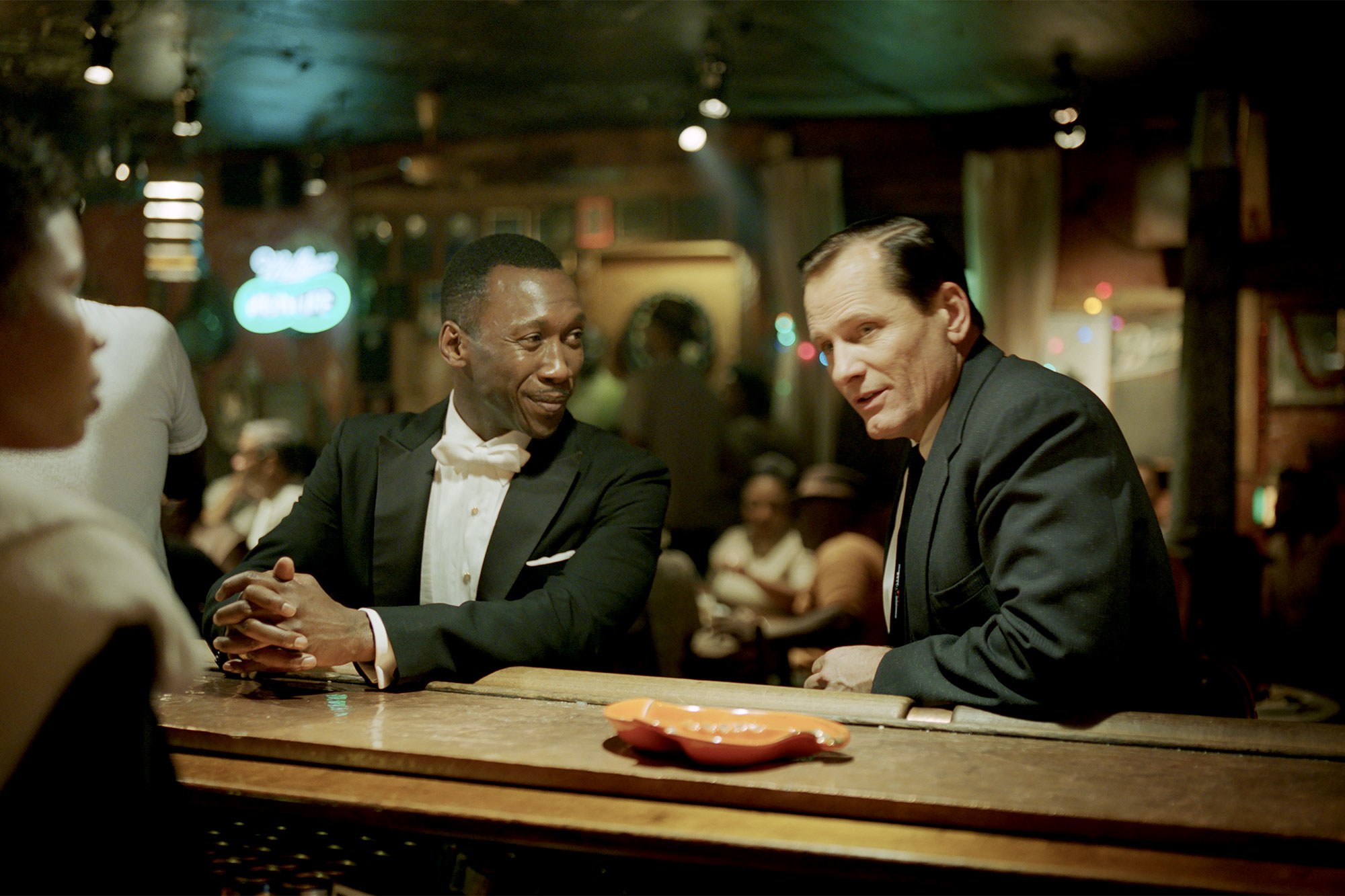 Mahershala Ali and Viggo Mortensen at a bar HD Wallpaper