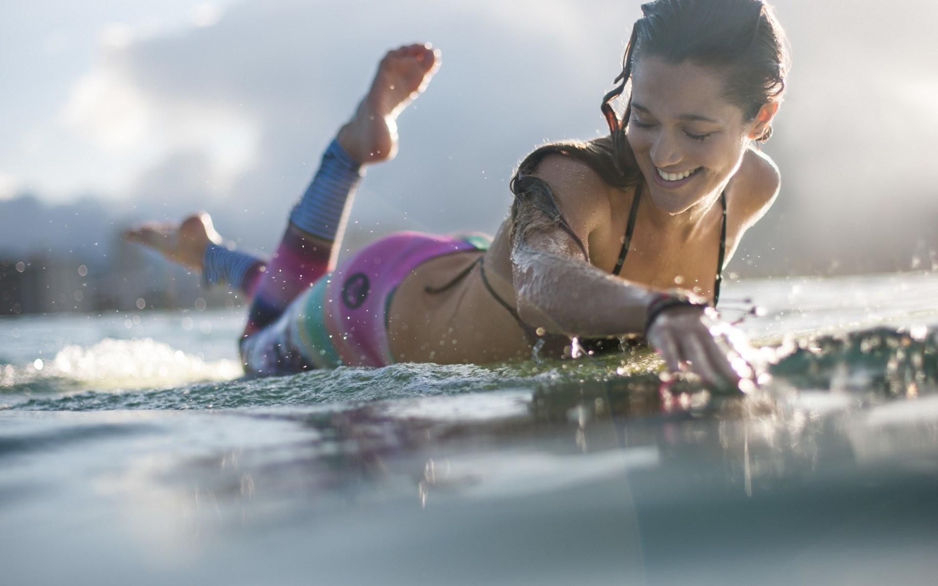 Woman surfing on a surfboard HD Wallpaper