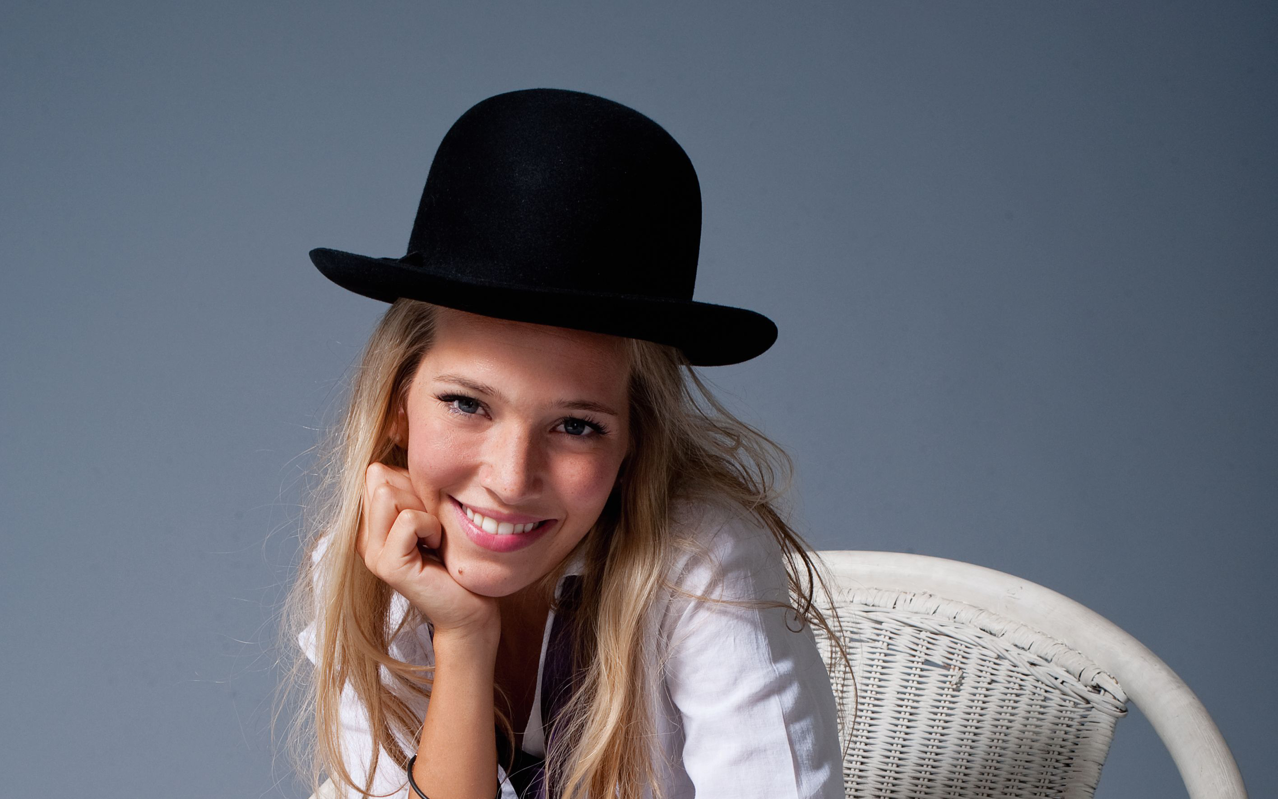Luisana Lopilato wearing a black hat HD Wallpaper