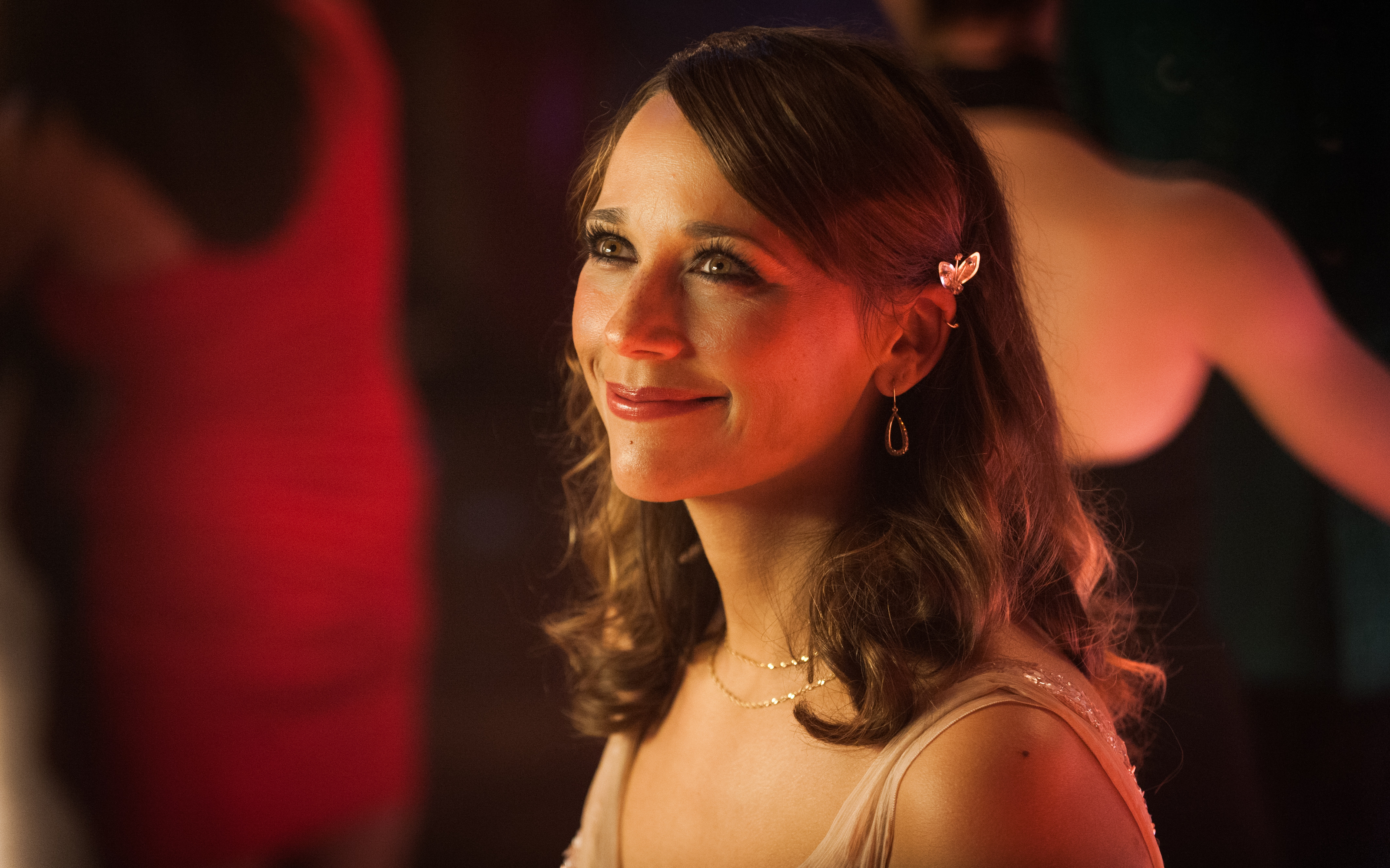 Rashida Jones in a dimly lit room HD Wallpaper