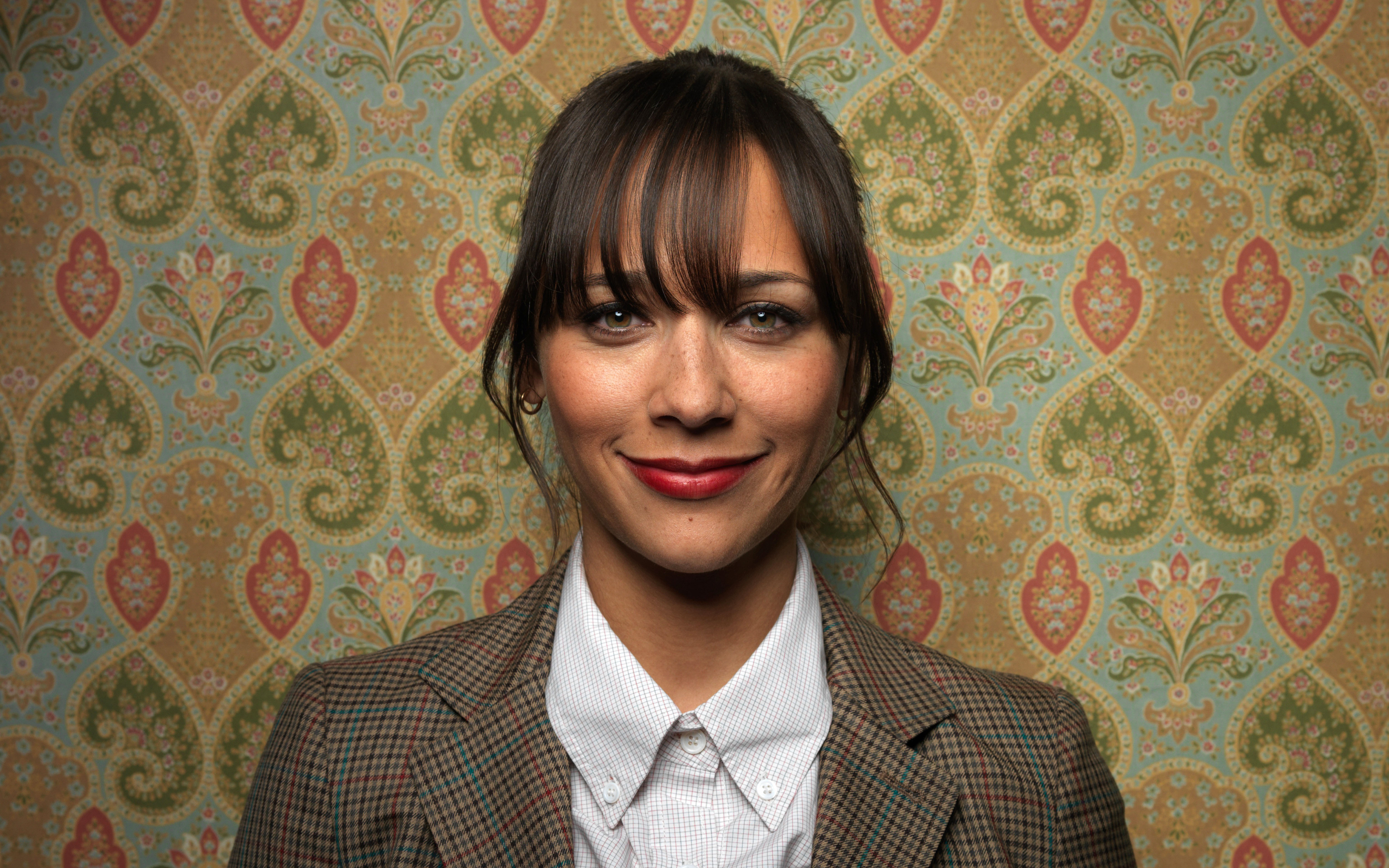 Rashida Jones in front of patterned wallpaper HD Wallpaper