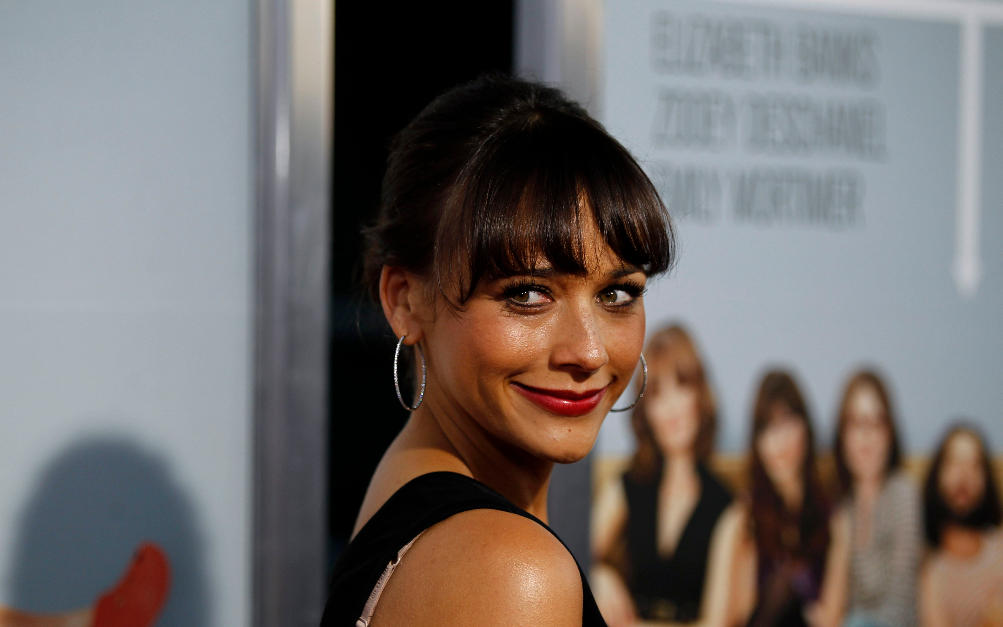Rashida Jones at an event HD Wallpaper