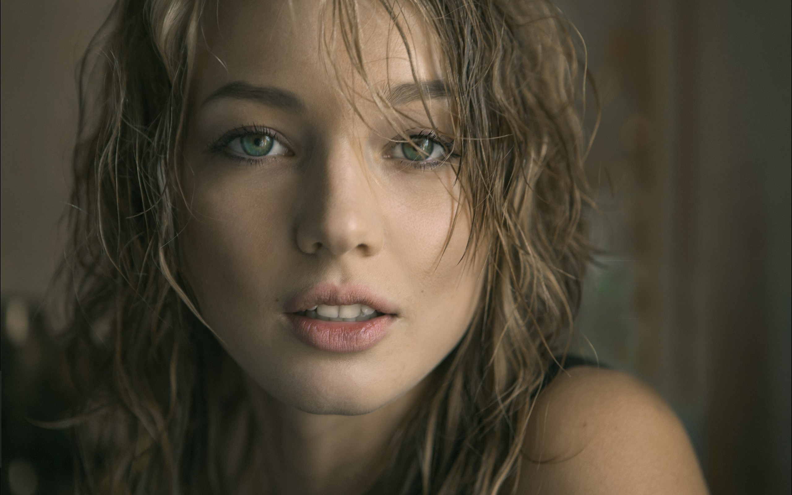 Woman with wet hair and green eyes HD Wallpaper