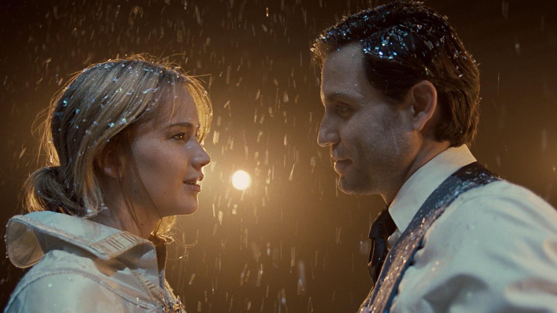 Jennifer Lawrence and Edgar Ramirez in the rain HD Wallpaper