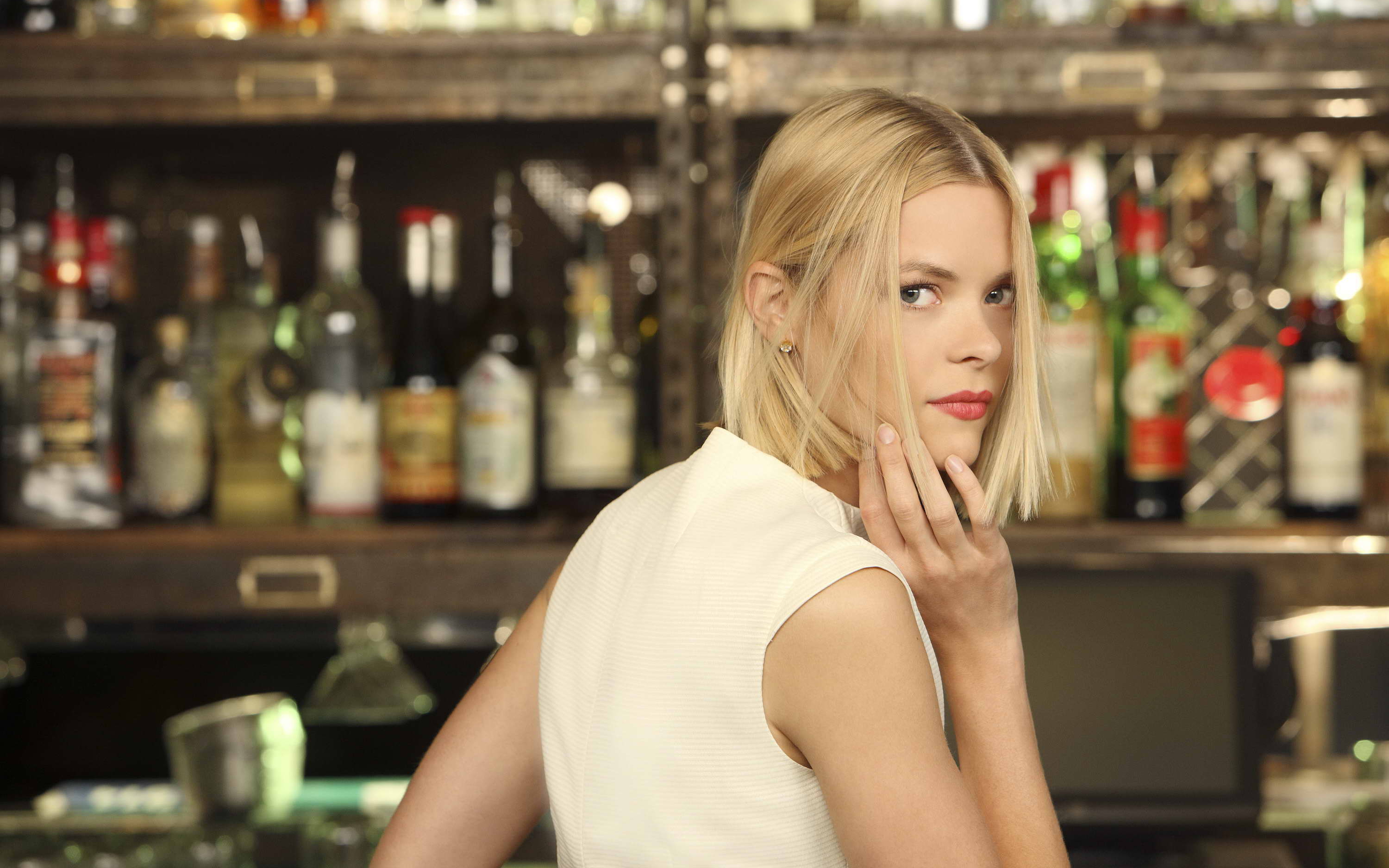 Jaime King in a bar HD Wallpaper