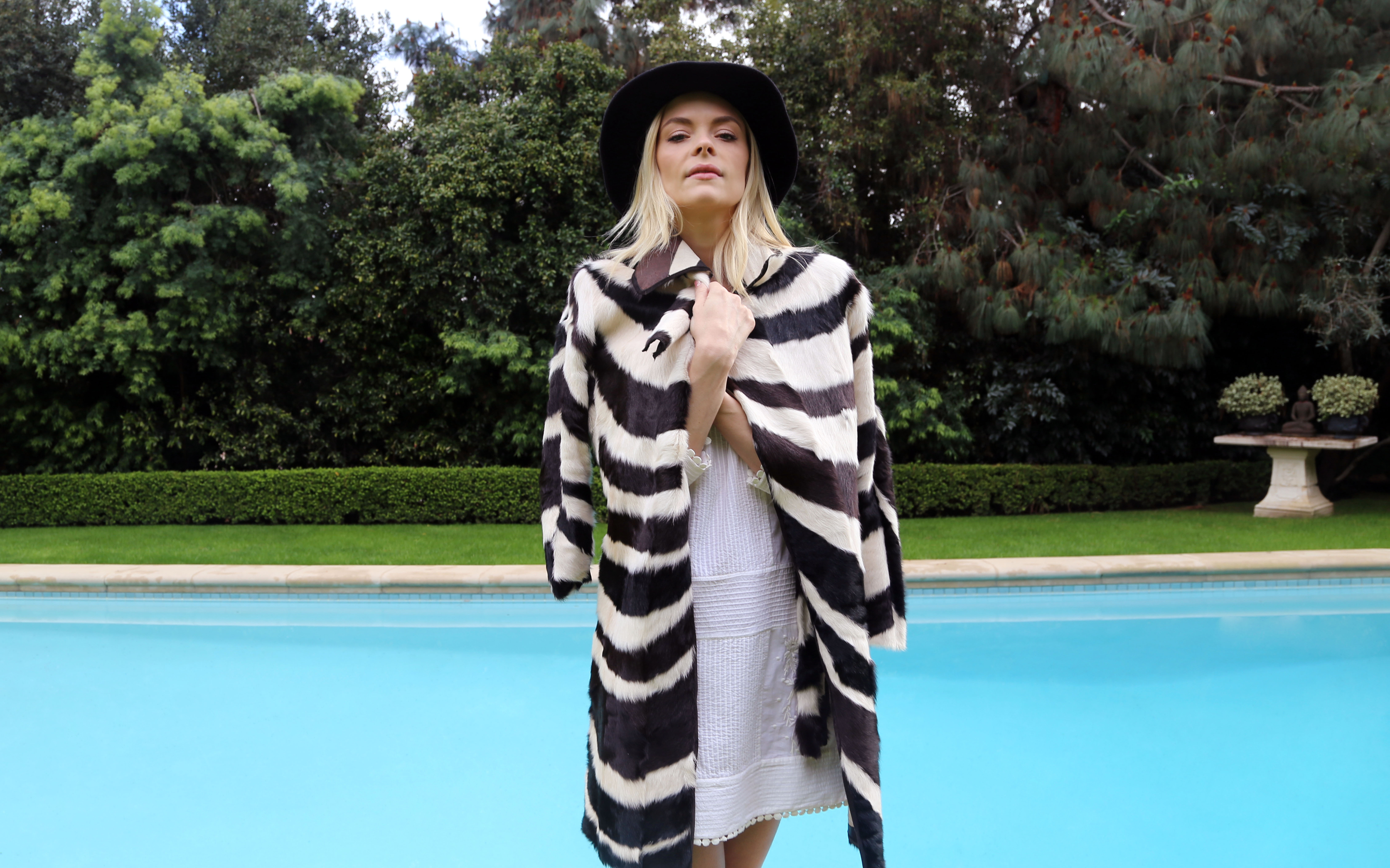 Jaime King by a swimming pool HD Wallpaper