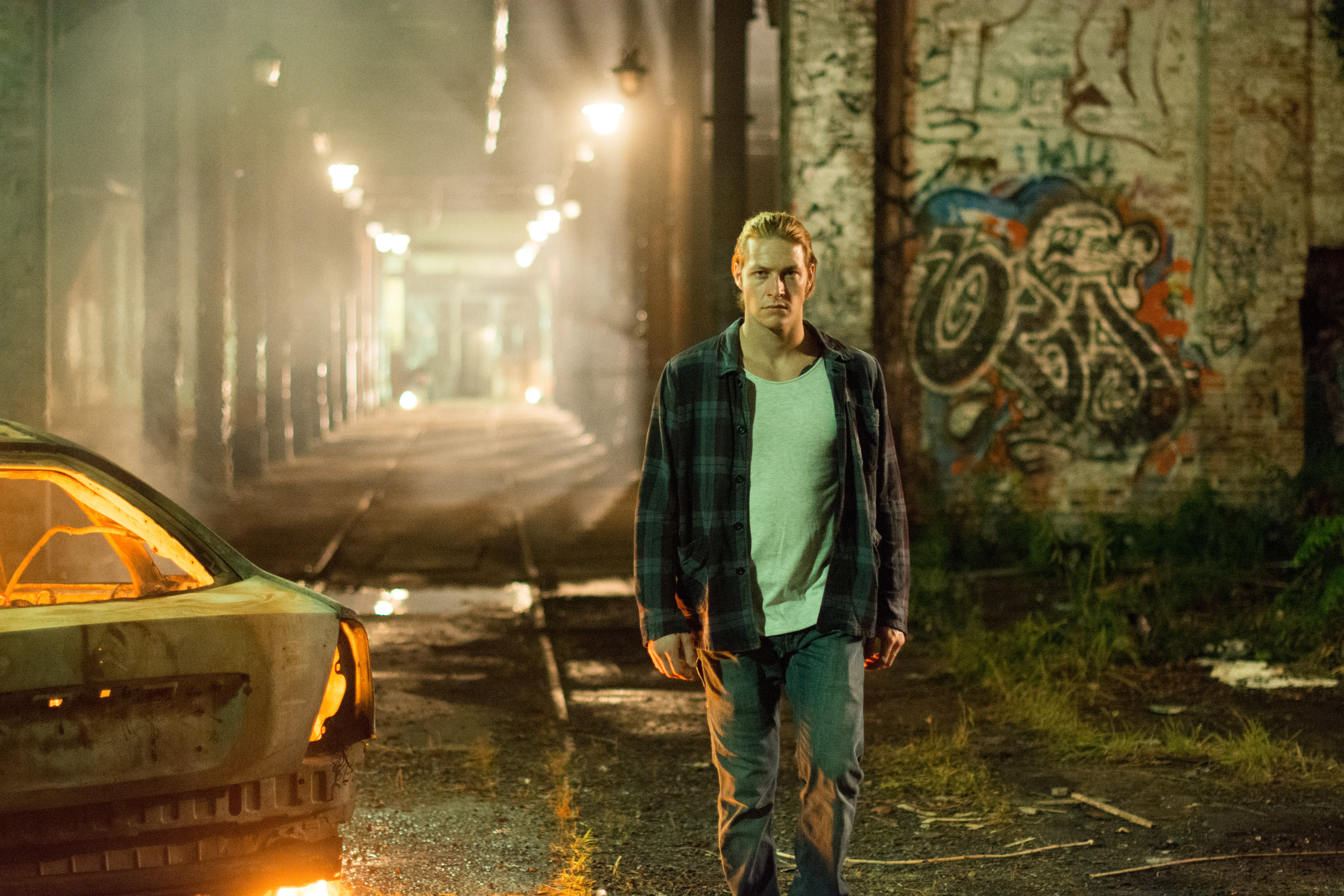 Luke Bracey in a dark alley HD Wallpaper