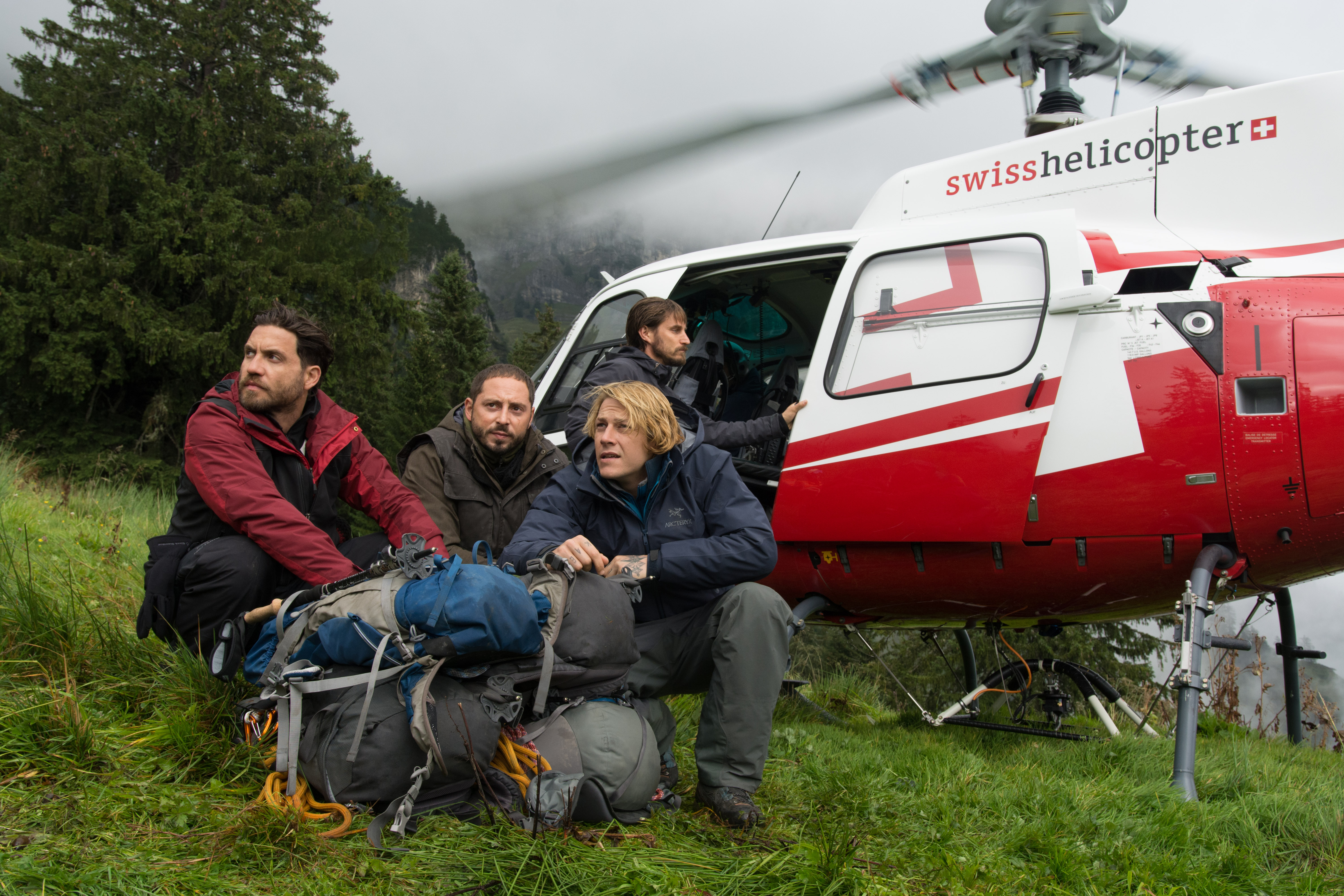 Luke Bracey and group with Swiss Helicopter HD Wallpaper