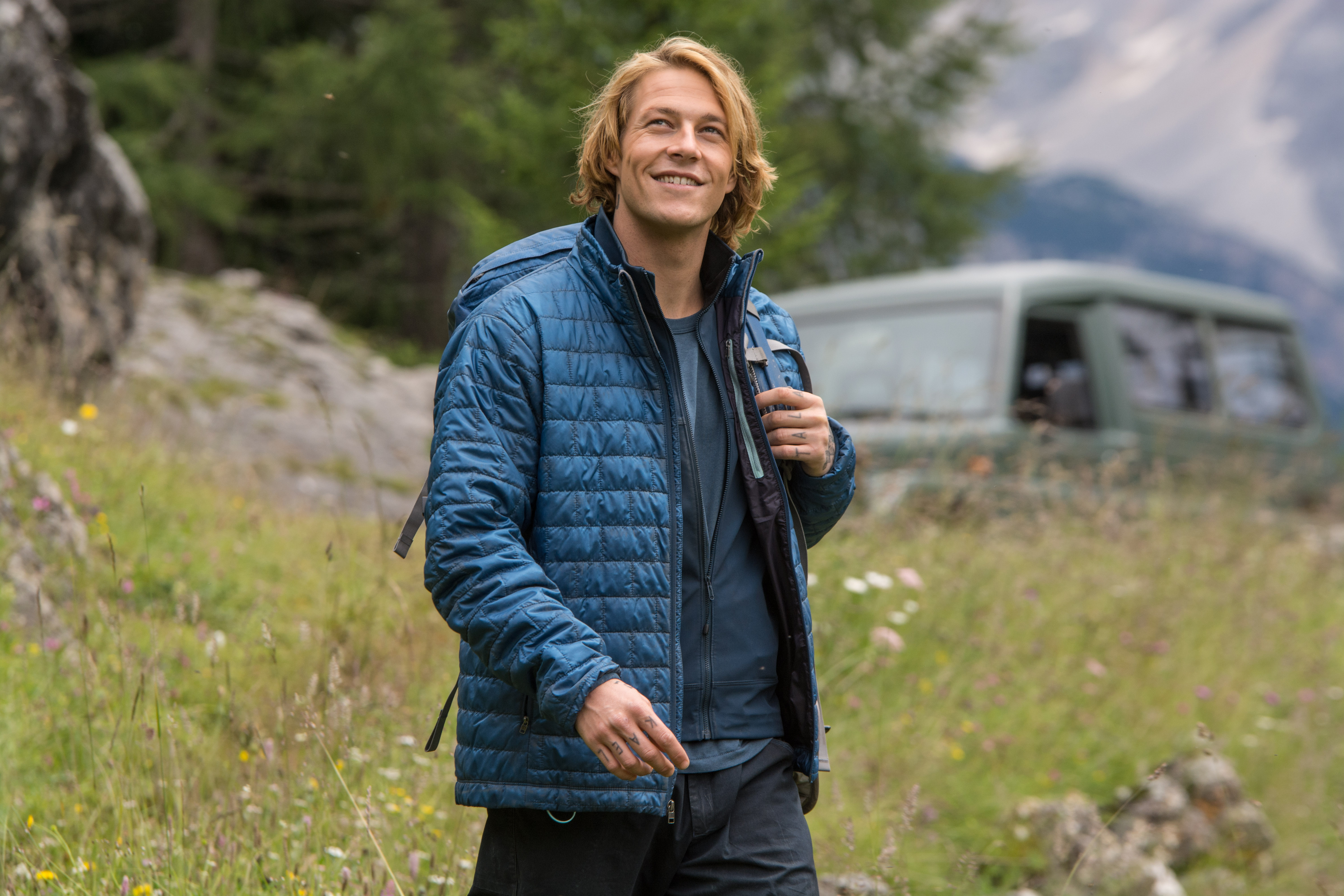 Luke Bracey in the mountains HD Wallpaper