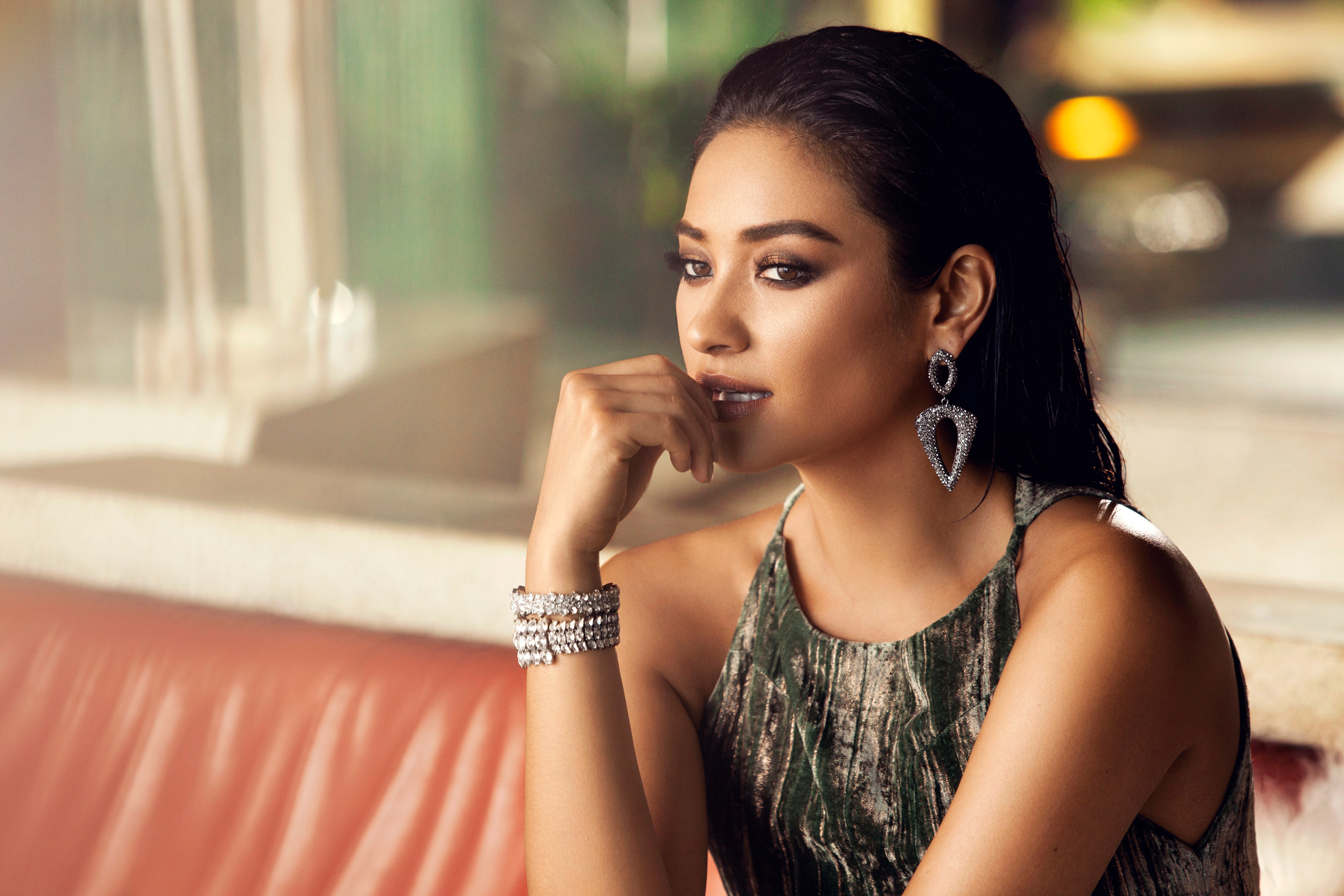 Shay Mitchell wearing jewelry HD Wallpaper