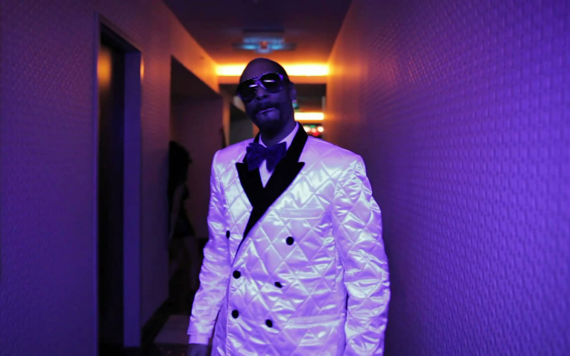 Snoop Dogg in a white suit HD Wallpaper