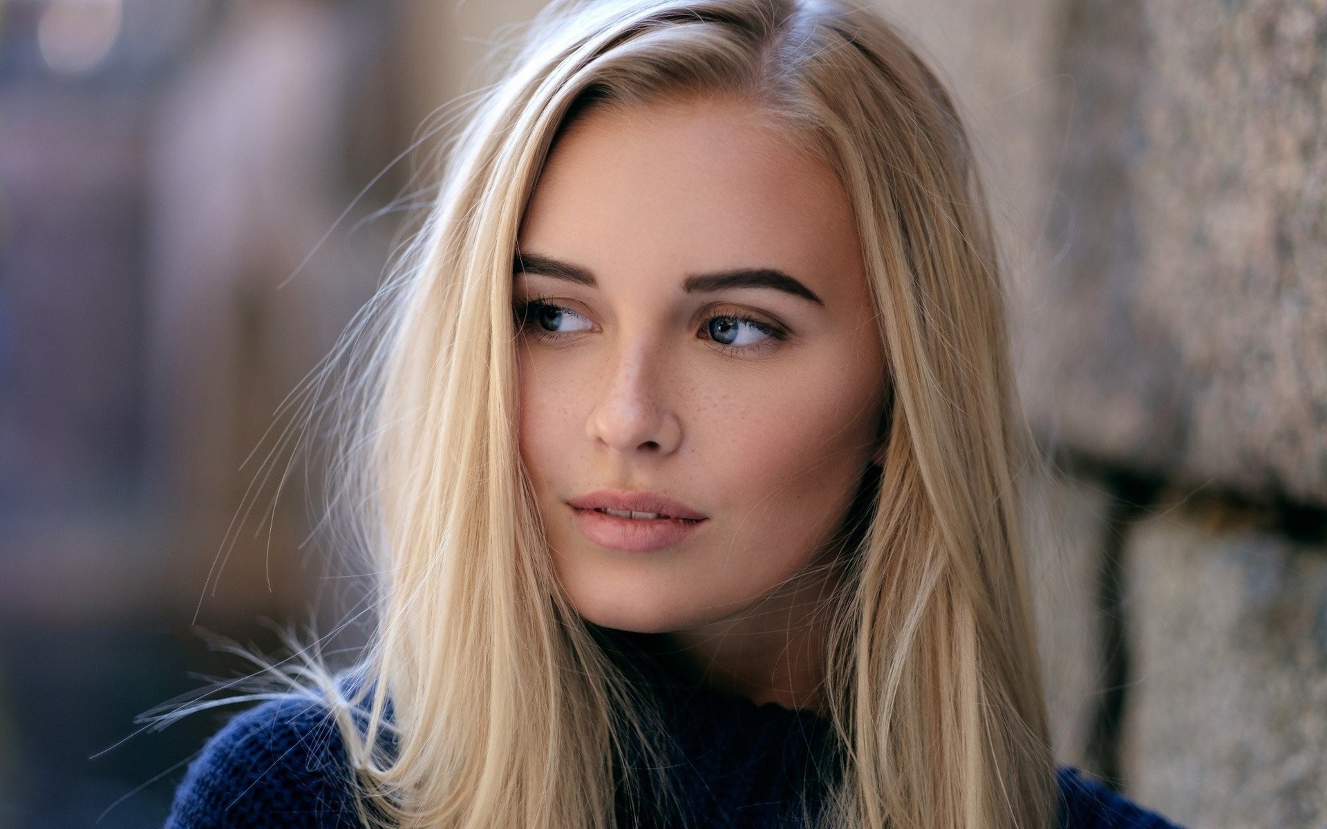 Woman with blonde hair looking to the side HD Wallpaper