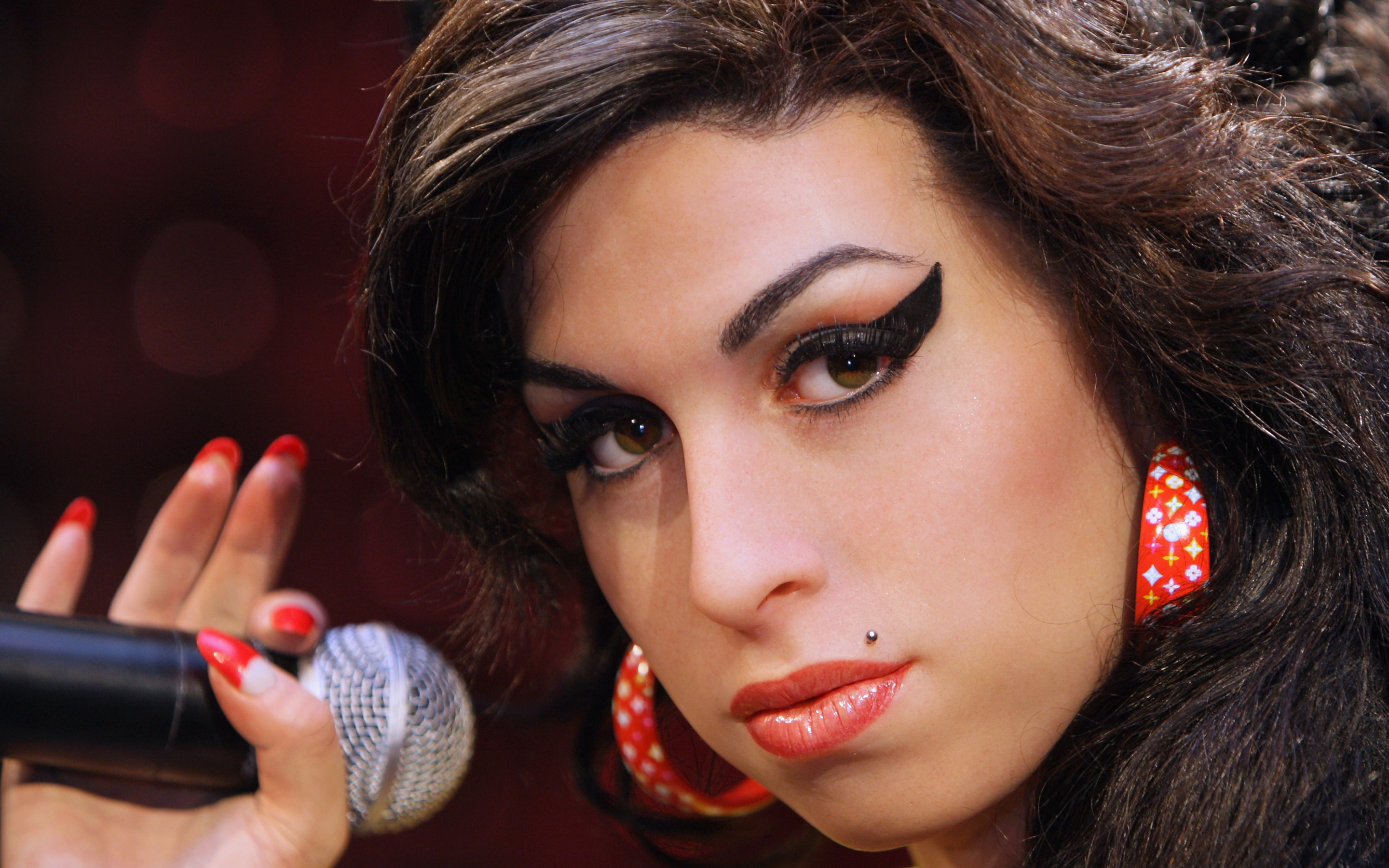 Amy Winehouse holding a microphone HD Wallpaper