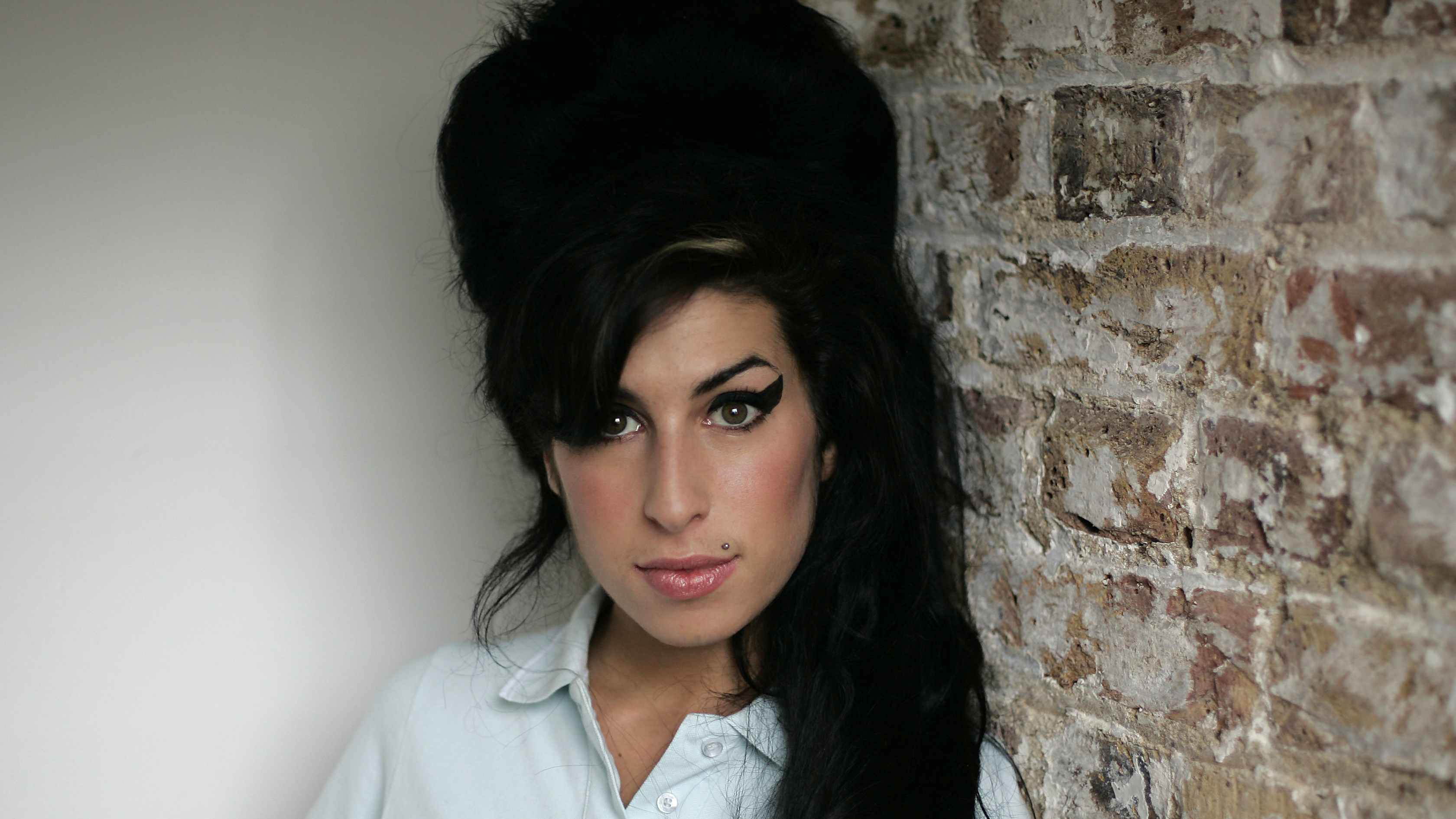 Amy Winehouse HD Wallpaper